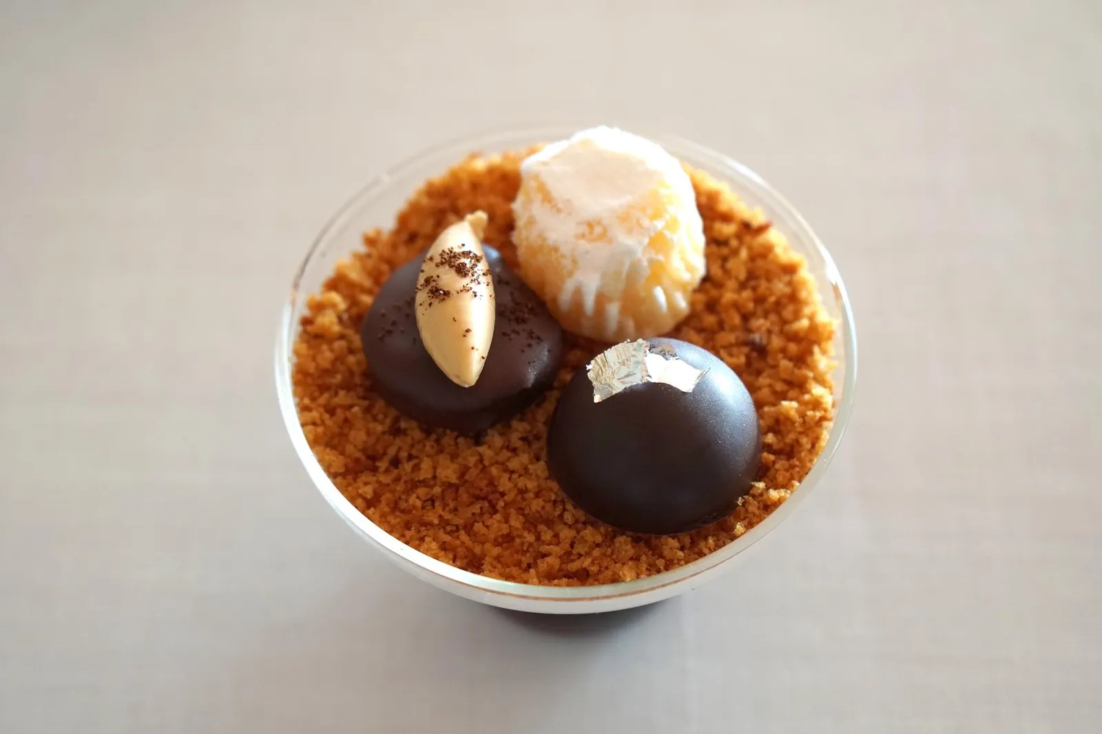 Petit four La yema del tajo (Ronda sweet) Dark chocolate bonbon stuffed with a salty toffee Cake of chocolate, coffee and blond chocolate ปิดท้ายมื้ออาหารด้วยเปอตีส์โฟว์สามอย่างคือขนมพื้นเมืองของรอนด้า ขนมช็อกโกแลตบอนบอนสอดไส้ทอฟฟี่รสเค็ม และช็อกโกแลตเค้กที่มีส่วนผสมของกาแฟและบลอนด์ช็อกโกแลต ปิดท้ายมื้ออาหารอย่างสมบูรณ์ (14/20)
