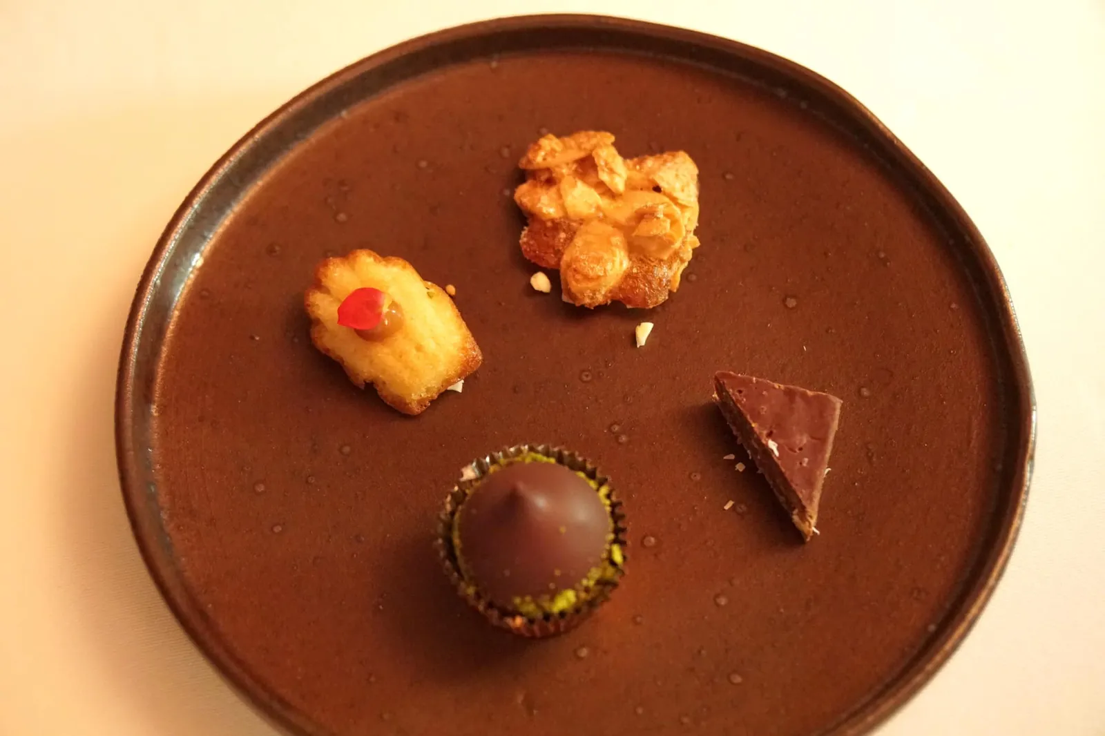 Petit Four Chocolate truffle with sun-dried fruit, orange madeleine, almond cookie, chocolate with pistachio and raspberry ขนมเปอตี โฟว์ รสชาติมาตรฐาน ชิ้นที่อร่อยที่สุดขอยกให้ช็อกโกแลตกับถั่วพิสตาชิโอ้ที่มีราสเบอร์รี่รสเปรี้ยวมาตัดรสกัน อร่อยใช้ได้ (15/20)