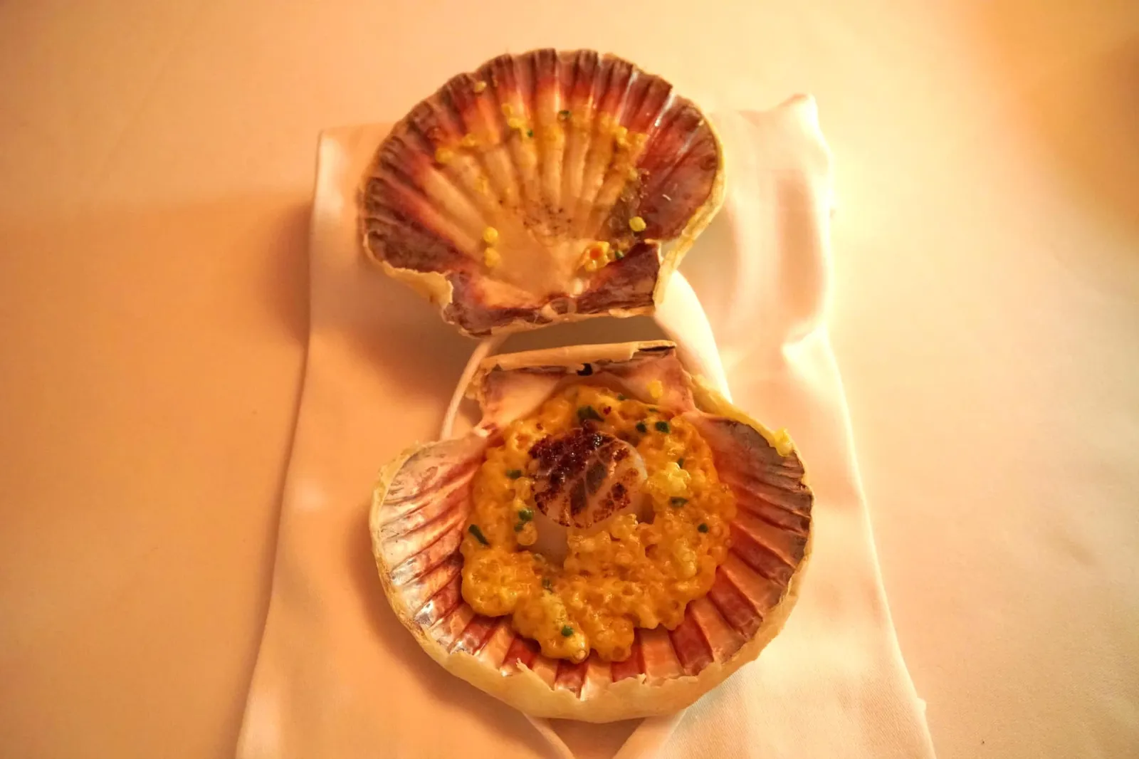 Take XI Scallop and tapioca ถัดมาคือหอยเขลล์ที่ใส่มาในฝากับสาคู ใส่ lemon vinegrette ลงไป ทอปด้วย chorizo หรือไส้กรอกโปรตุเกส จากนั้นหุ่มด้วยขนมปังเเละอบในความร้อน จานนี้เขฟตั้งใจเล่นที่เนื้อสัมผัสของหอยเชลล์กับความนุ่มหนึบของสาคู แต่ส่วนตัวเรามองว่าเนื้อสัมผัสหนึบๆ เคี้ยวนานของสาคูไปกลบจุดเด่นของหอยเชลล์คือรสหวาน เนื้อสัมผัสที่นุ่มอร่อย จนหมด โดยรวมคือราชาติกลางๆ แต่เราอดรู้สึกเสียดายวัตถุดิบหลักไม่ได้จริงๆ (13/20)