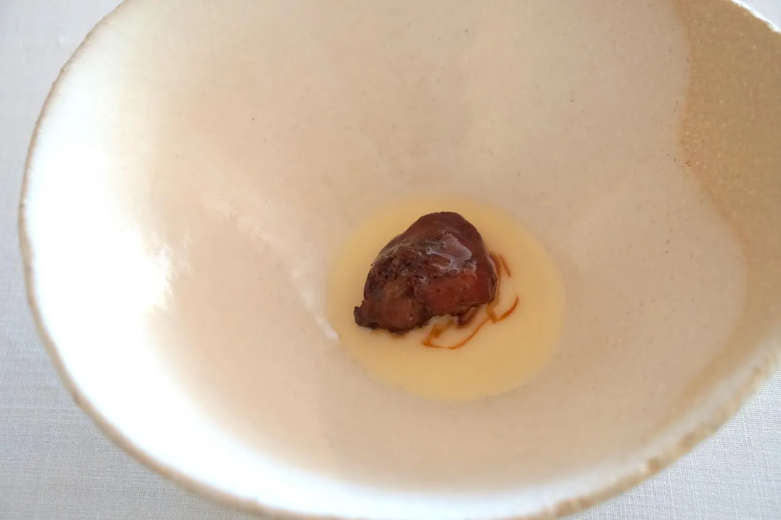 Baby goat and goat butter ถัดมาคือ Chivo y mantequilla de Cabra หรือ Baby goat jaw เป็นส่วนคางของลูกเเพะ และ barbecued rosemary ทานกับซอสเนย goat butter คางลูกเเพะมีเนื้อสัมผัสที่เป็นเอกลักษณ์มาก นุ่ม เเต่ยังมีความเด้ง หนึบ มีกลิ่นเฉพาะตัวของเนื้อเเพะ ซอสสีขาวครีมมี่ เนื้อเนียน อร่อย ตอนทานจะได้กลิ่นหอมของโรสเเมรี่ด้วย จานนี้ถือว่าเด็ด (17/20)