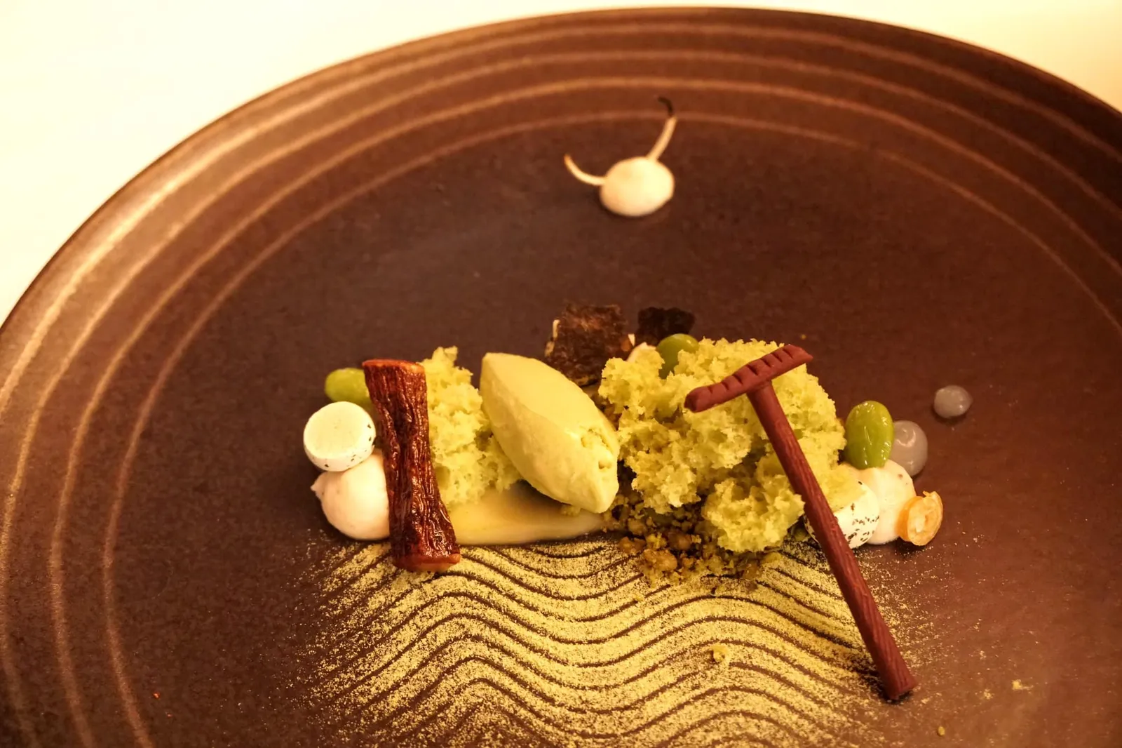 Take XIX Zen garden ของหวานจานแรกคือสวนเซ็นเป็น Take ที่เชฟได้รับเเรงบันดาลใจมาจากวัตถุดิบของประเทศญี่ปุ่น ตรงกลางคือไอศกรีมมัทฉะ ขนาบข้างด้วยสปองเค้กมัทฉะ ครีมรสหวาน ข้าวกรอบ รสชาติโดยรวมอยู่ในเกณฑ์มาตรฐาน ด้วยความที่จานนี้นำชาเขียวมาเป็นวัตถุดิบหลักทำให้รสชาติอาจดูแปลกสำหรับชาวต่างชาติ เเม้จะไม่มีองค์ประกอบไหนเเย่เเต่หากเทียบมาตรฐานห้องอาหารติดดาว รสชาติถือว่าธรรมดามากสำหรับคนเอเชีย (13/20)