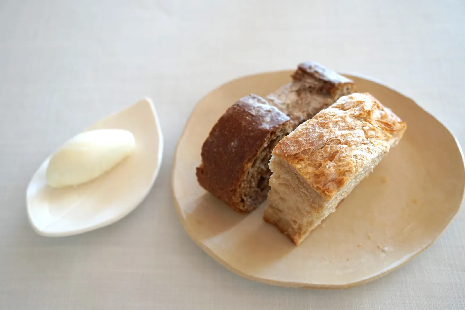Bread and butter Wheat bread, rye bread ขนมปังสีขาวทำจากแป้งสาลี ขนมปังสีน้ำตาลทำจากแป้งสาลีเเละธัญพืช เสิร์ฟกับเนยที่ทางร้านทำเอง (15/20)