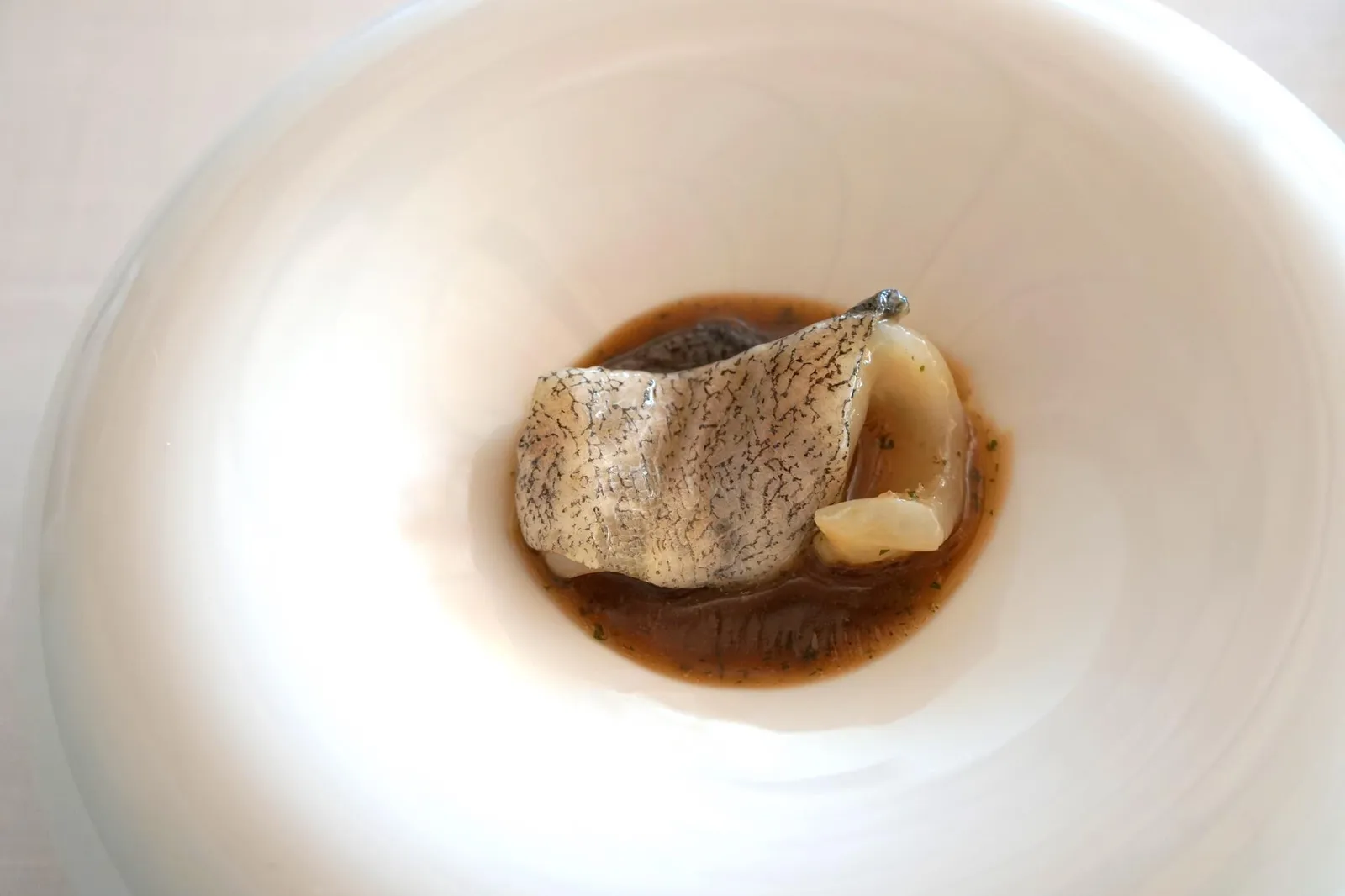 Black "butifarra" stew with codfish skin and tripe จานนี้คือ Guiso de butifarra negra con piel y tripa de bacalao โดยเชฟนำอาหารพื้นบ้านของสเปนมาเสิร์ฟเป็นอาหารจานหรู เริ่มจากการเลือกใช้วัตถุดิบหลักเป็นหนังปลาค็อดเเละกระเพาะปลาค็อดทานกับสตูว์ทำจาก free range chicken หรือไก่บ้านและ black butifarra หรือไส้กรอกดำซึ่งเป็นอาหารพื้นเมืองของเเคว้นกาตาลันบ้านเกิดของเชฟ น้ำซอสรสชาติเข้มข้น มีกลิ่นหอม กระเพาะปลาค็อดมีเนื้อสัมผัสนุ่มหนึบคล้ายกระเพาะของจีน ส่วนหนังจะเหนียวกว่าเล็กน้อย ทั้งสองอย่างเข้ากันได้ดีอย่างไม่น่าเชื่อ (17/20)