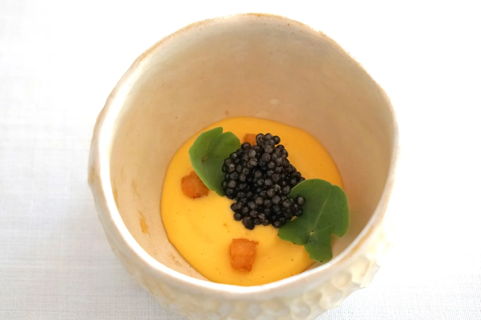 - Scrambled eggs with leeks and caviar ถัดมาคือ Revuelto de puerros y caviar หรือไข่แดงกงฟีในซอสสีส้มหอมๆมันๆ ทานกับกระเทียมต้นกงฟี ทอปด้วยสุดยอดไข่ปลาคาเวียร์จากฟาร์มปลาสเตอร์เจียนออแกนิคแห่งเเรกของโลกอย่าง Riofrío ในเมือง Granada (ใครเคยดูสารคดีของ Gordon Ramsay ที่มาถ่ายทำเรื่องฟาร์มคาเวียร์ในสเปนคือฟาร์ม Riofrío แห่งนี้นี่เอง) (17/20)