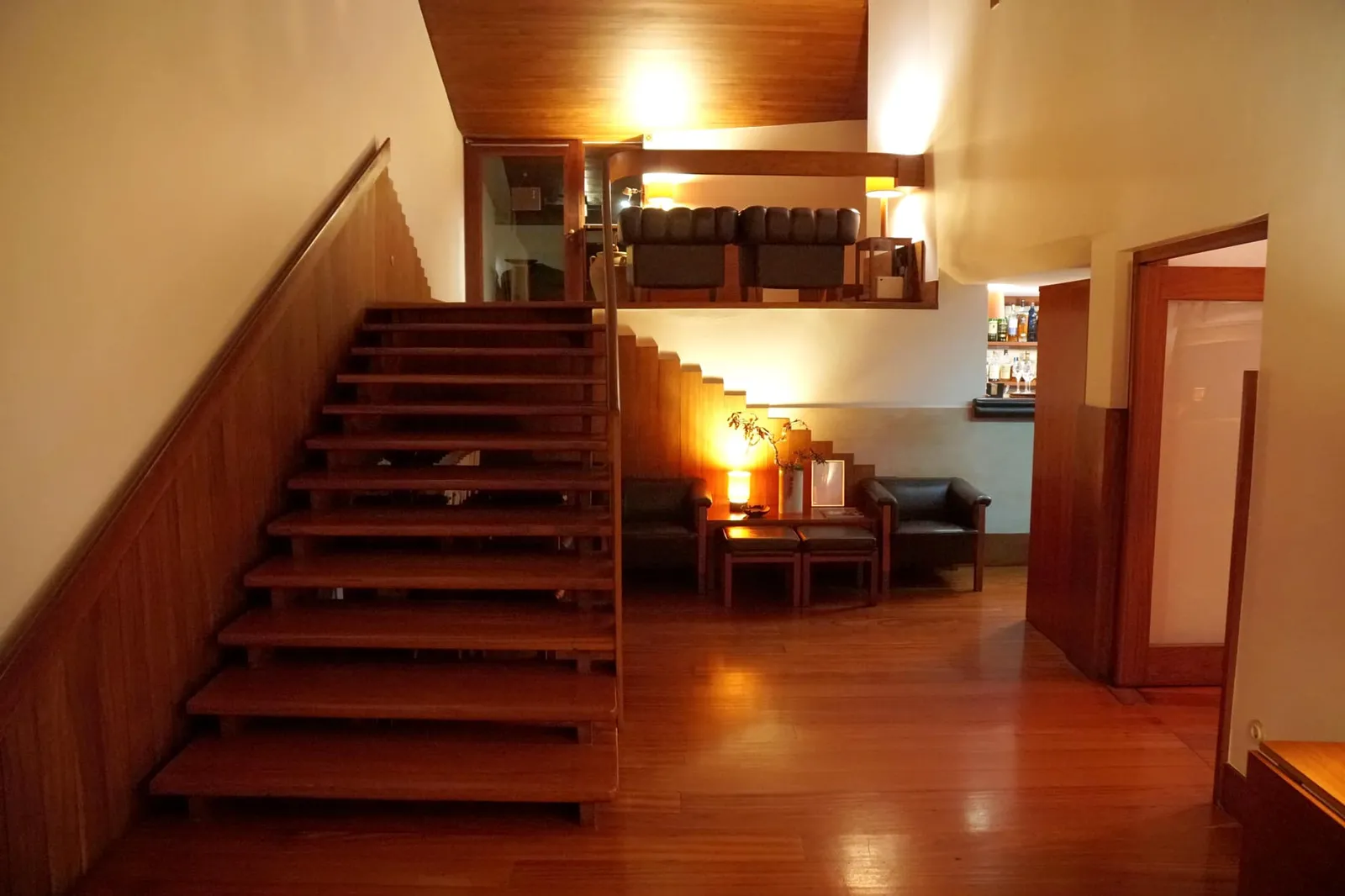 ทางร้านเลือกใช้วัสดุปูพื้นเเละผนังเป็นไม้ Red African Afizelia wood นำเข้าจากทวีปแอฟริกามีสีน้ำตาลแดงสวยงาม