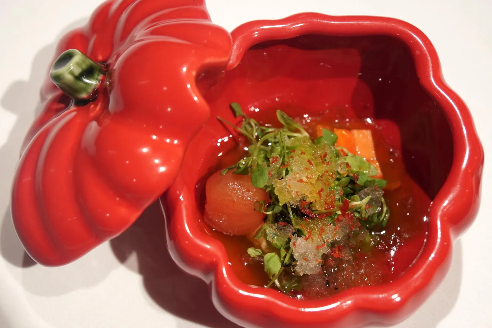 4. Tomates aliñados, papaya y granizado de tomillo limón. จานถัดมาคือสลัดมะเขือเทศ มะละกอดิบ และน้ำแข็งคล้ายกรานิตาทำจากใบไทม์ มะเขือเทศมีรสเปรี้ยวอูมามิ มีมะลอกอฝานเพิ่มความกรอบ กรานิต้าใบไทม์ช่วยเพิ่มความสดชื่นได้อย่างดี เสียดายที่จานนี้มีรสเค็มใส่มามาเยอะไปนิดจนเด่นกว่ารสของมะเขือเทศ (12/20)