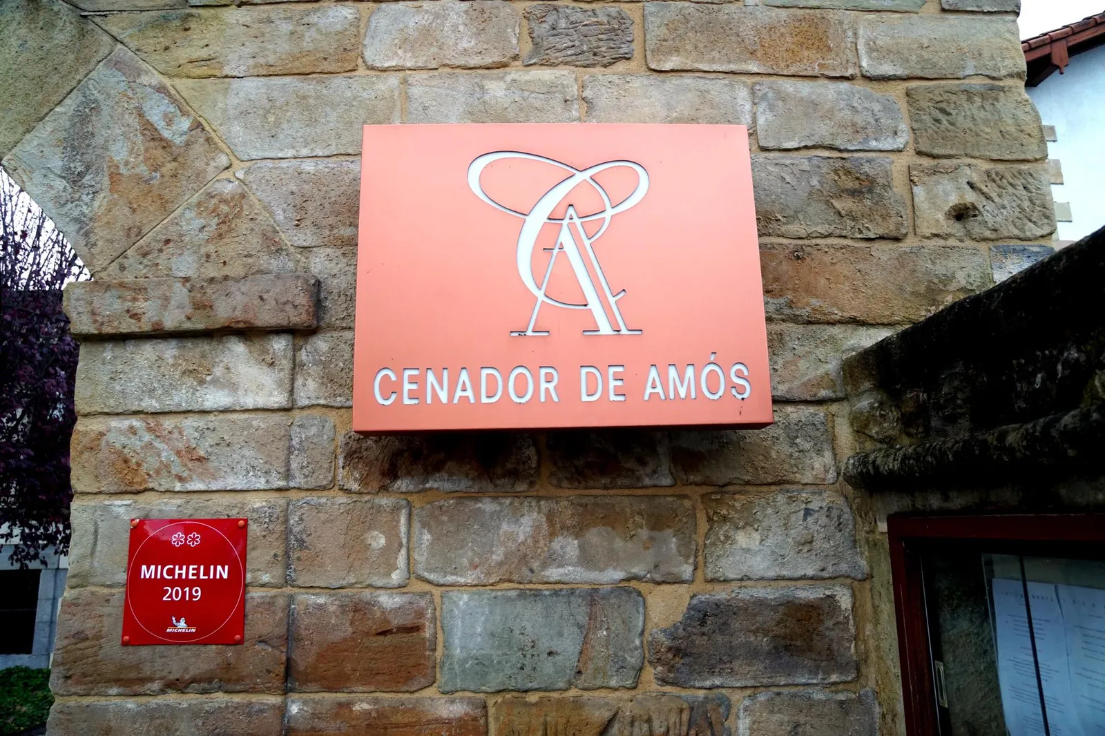 Cenador de Amós เปิดทำการมา 26 ปี โดยได้รับดาวมิชลินดวงแรกทันทีที่เปิดร้านในมิชลินไกด์ประเทศสเปนปี 1995 และต้องรอนานถึง 21 ปีจึงได้รับดาวดวงที่สองในมิชลินไกด์ปี 2016 และสุดยอดดาวดวงที่สามในมิชลินไกด์ฉบับปี 2020 (ป้ายของปีล่าสุดยังไม่ได้นำมาติด)