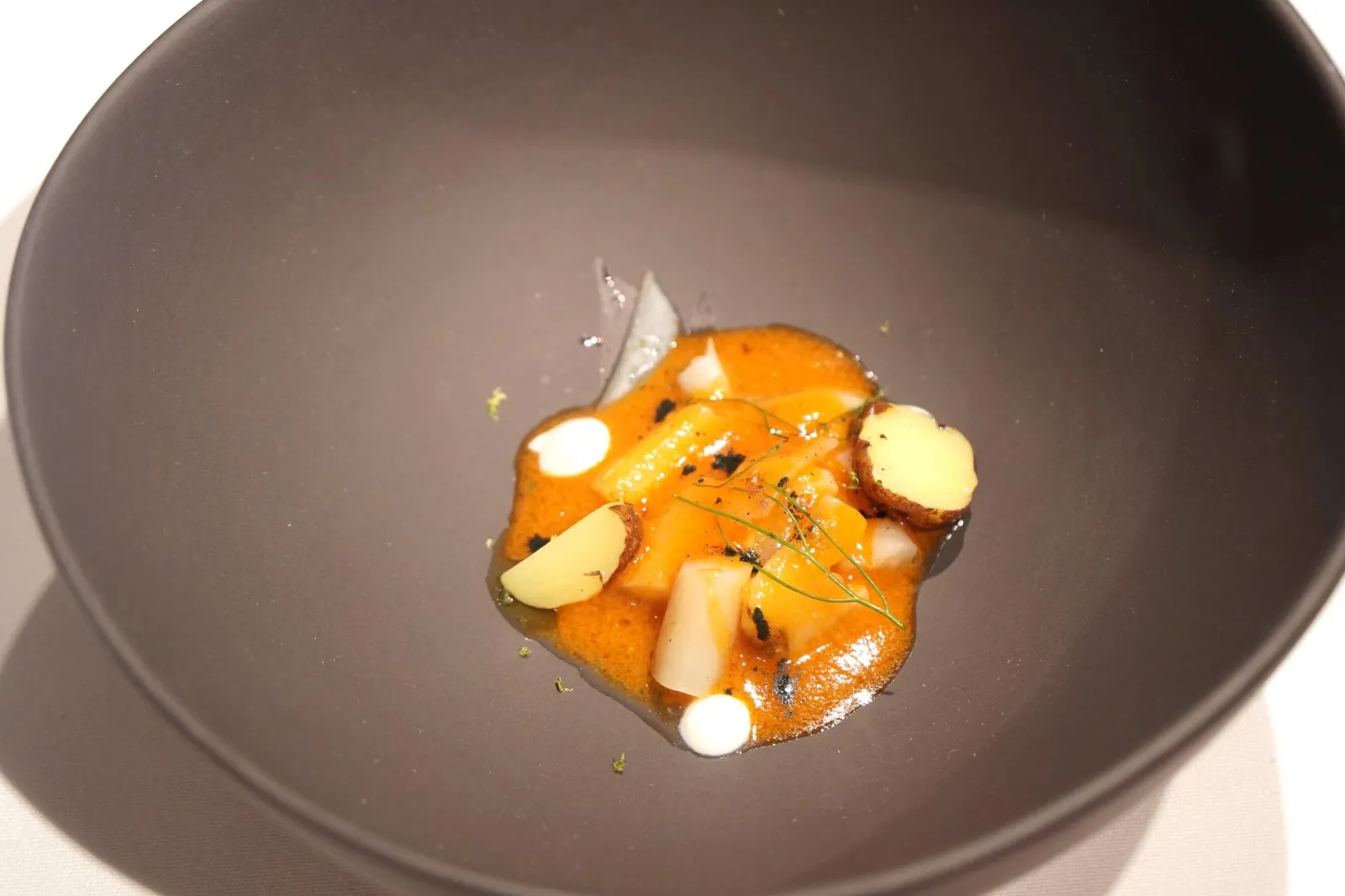 8. Navajas de buceador y papas negras con mojo hervido de vino palmero tradicional. จานถัดมาคือหอย razor clam และมันฝรั่งดำจากหมู่เกาะคานารี (ที่นี่เน้นความเป็นคานารีสูงมากจริงๆ) เนื้อหอยเด้ง เคี้ยวหนึบ ตัดกับเนื้อสัมผัสของมันฝรั่งดำ ทานกับซอสโมโฮพื้นเมืองเนื้อเนียนที่สีแดงทำจากไวน์จากแหล่งบ่มไวน์ Vino Palmero บนเกาะ Tazacorte หนึ่งในเกาะทั้งแปดของหมู่เกาะคานารี อร่อย แปลกใหม่ ไม่ซ้ำใครจริงๆ (15/20)