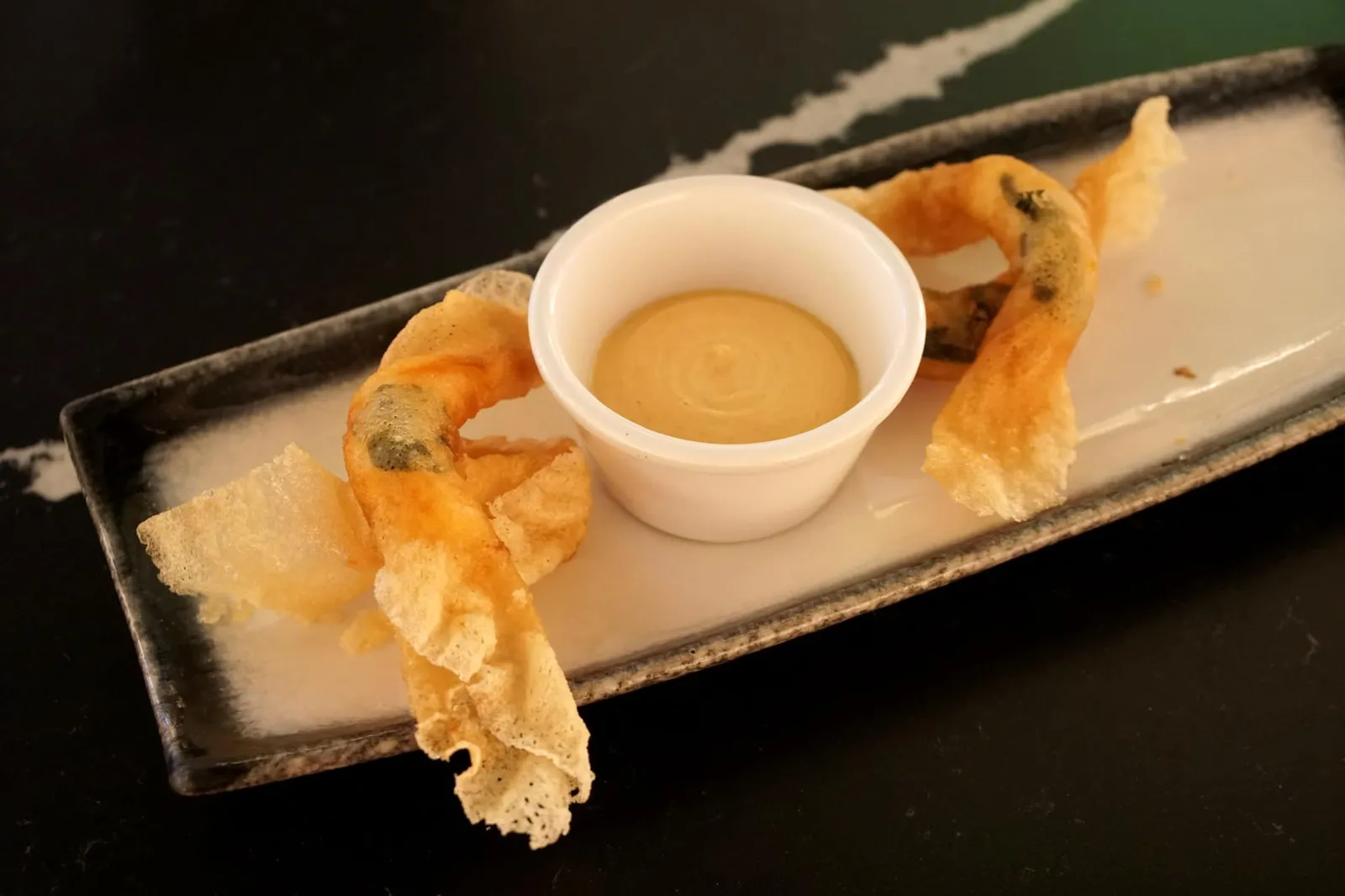 CRUNCHY ROBUCHON KING PRAWNS (16 €) King prawns from Sanlúcar de Barrameda wrapped in fresh basil. สำหรับอาหารทานเล่นที่เราเลือกสั่งมาทานคือกุ้งทะเลขนาดใหญ่จากเมือง Sanlúcar de Barrameda ทางตอนเหนือไม่ไกลจาก Cádiz ห่อด้วยใบเบซิลและนำไปทอดจนกรอบ มีสีเหลือง ทานกับน้ำจิ้มรสหวาน เป็นเมนูพื้นบ้านที่ทำออกมาได้ดีมากๆ (13/20)