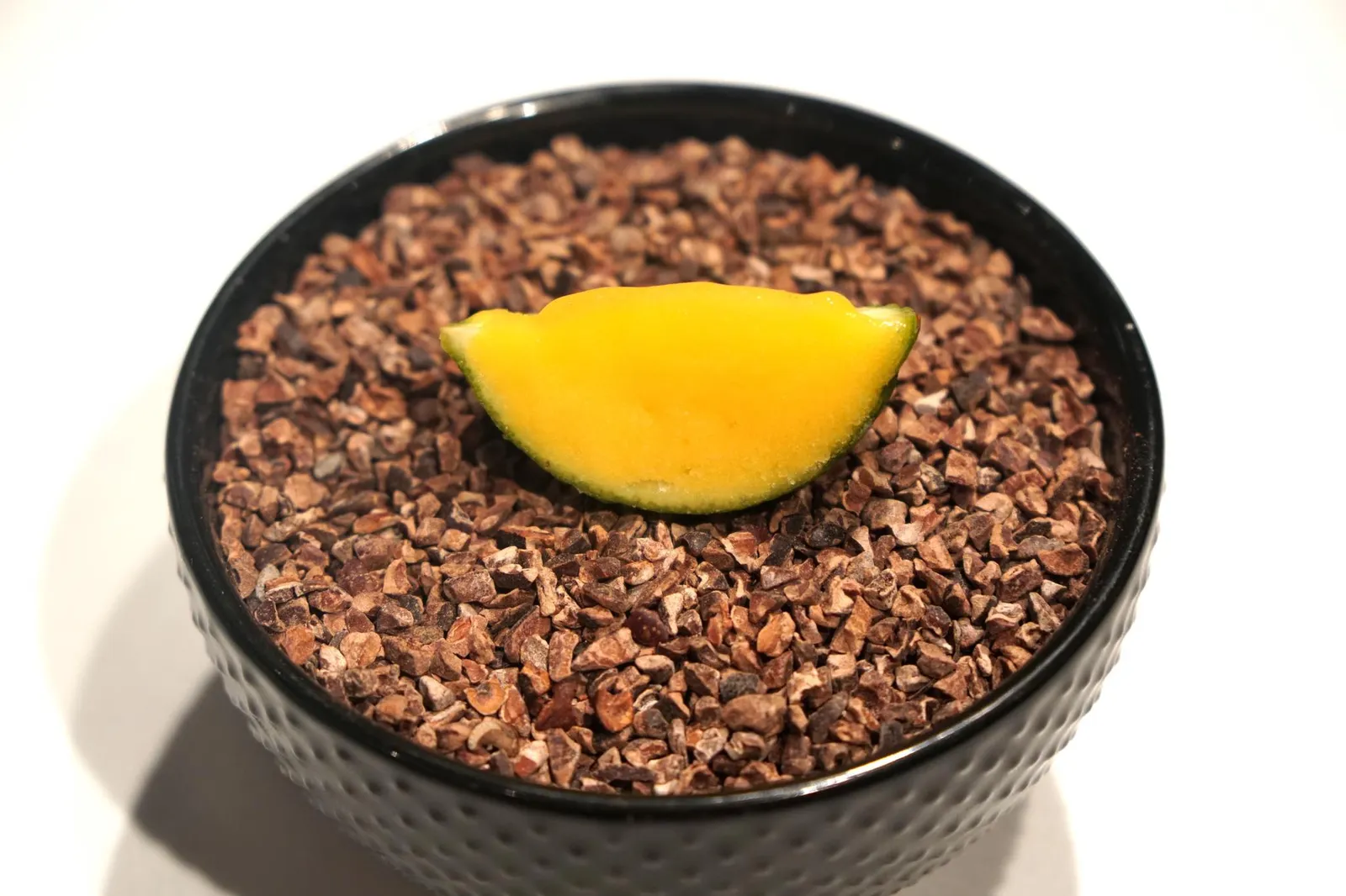 15. Mango de Mogán y lima. ถัดมาคือคอร์สล้างปากสุดสร้างสรรค์ ทางร้านนำมะม่วงจากเมือง Mogán ซึ่งเป็นเมืองบนเกาะ Gran Canaria ผสมกับมะนาว ทานคำเดียว รสชาติของมะม่วงกับมะนาวผสมกันออกมาคล้ายส้มเช้งบ้านเรา มีเนื้อสัมผัสอยู่กึ่งกลางระหว่างไอศกรีมกับเยลลี่ เปรี้ยว … เเต่อร่อย ! (16/20)
