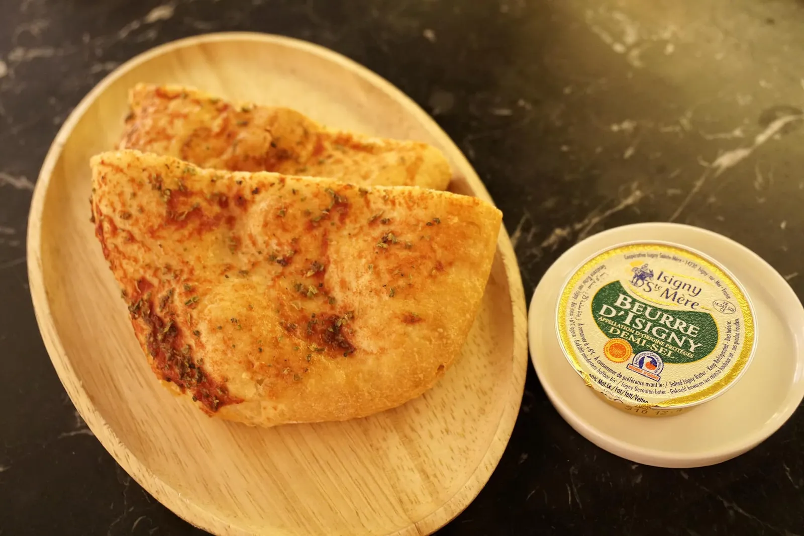 Table Service (3.5 €/p) Olive oil bread and French Isigny Ste Mère butter included. ถัดมาคือขนมปังน้ำมันมะกอกชิ้นโต เสิร์ฟมาคู่กับเนย Burrell d’Isigny หรือ Isigny Ste Mère butter นำเข้าจากฝรั่งเศส ตัวเนยทำมาจากนมวัว เนื้อเนียน อร่อย มีสีทองจากธรรมชาติ ดีงามมากๆ ห้ามพลาดที่จะชิม … แต่ก็อย่าลืมเก็บท้องไว้ทานอาหารจานหลักด้วยล่ะ (16/20)