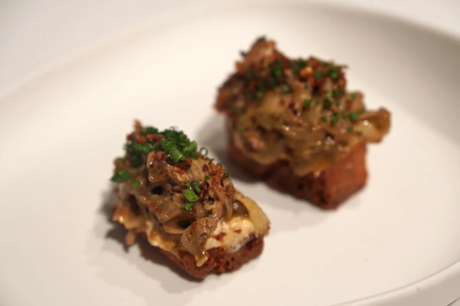 2. Bocata de pata asada en olla de hierro y queso. ถัดมาคือขนมปังโฮมเมดหน้าหมูเเละชีส ตัวขนมปังเคี้ยวกรอบ ข้างบนเป็นส่วนผสมของเนื้อหมูและชีสพื้นเมืองมีรสออกเค็มๆ เเม้ขนาดจะไม่ใหญ่มากเเต่ตอนทานเราแอบตกใจที่ทางร้านนำเสิร์ฟขนมปังมาติดๆกันตั้งเเต่จานเเรก (13/20)