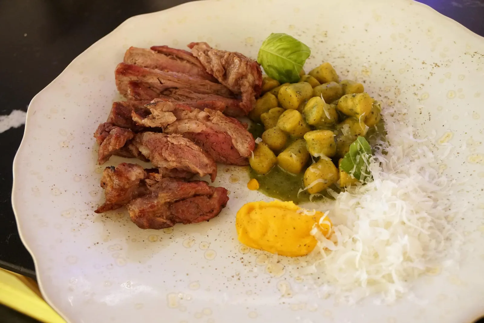 IBERICO PORK PLUMA 100% ACORN-FED (25 €) Iberian pork cut, pumpkin gnocchi and basil pesto. ถัดมาคือเนื้อหมูดำไอบีเรีย เมนูขึ้นชื่อของประเทศสเปน เพียงดูด้วยตาก็พอทราบได้ว่าเนื้อหมูค่อนข้างแห้งมากเกินไป ไม่ชุ่มฉ่ำในเเบบที่ควรจะเป็น ทานกับยอกกี้ฟักทองเเละซอสเปสโต้ ตัวยอกกี้นุ่มพอใช้ได้ ซอสเปสโต้มีกลิ่นหอมเบซิลตามมาตรฐาน ข้างๆกันคือพูเรรสหวาน โดยรวมถือเป็นจานที่ทำโปรตีนหลักออกมายังไม่ได้มาตรฐานที่ควรจะเป็น (10/20)