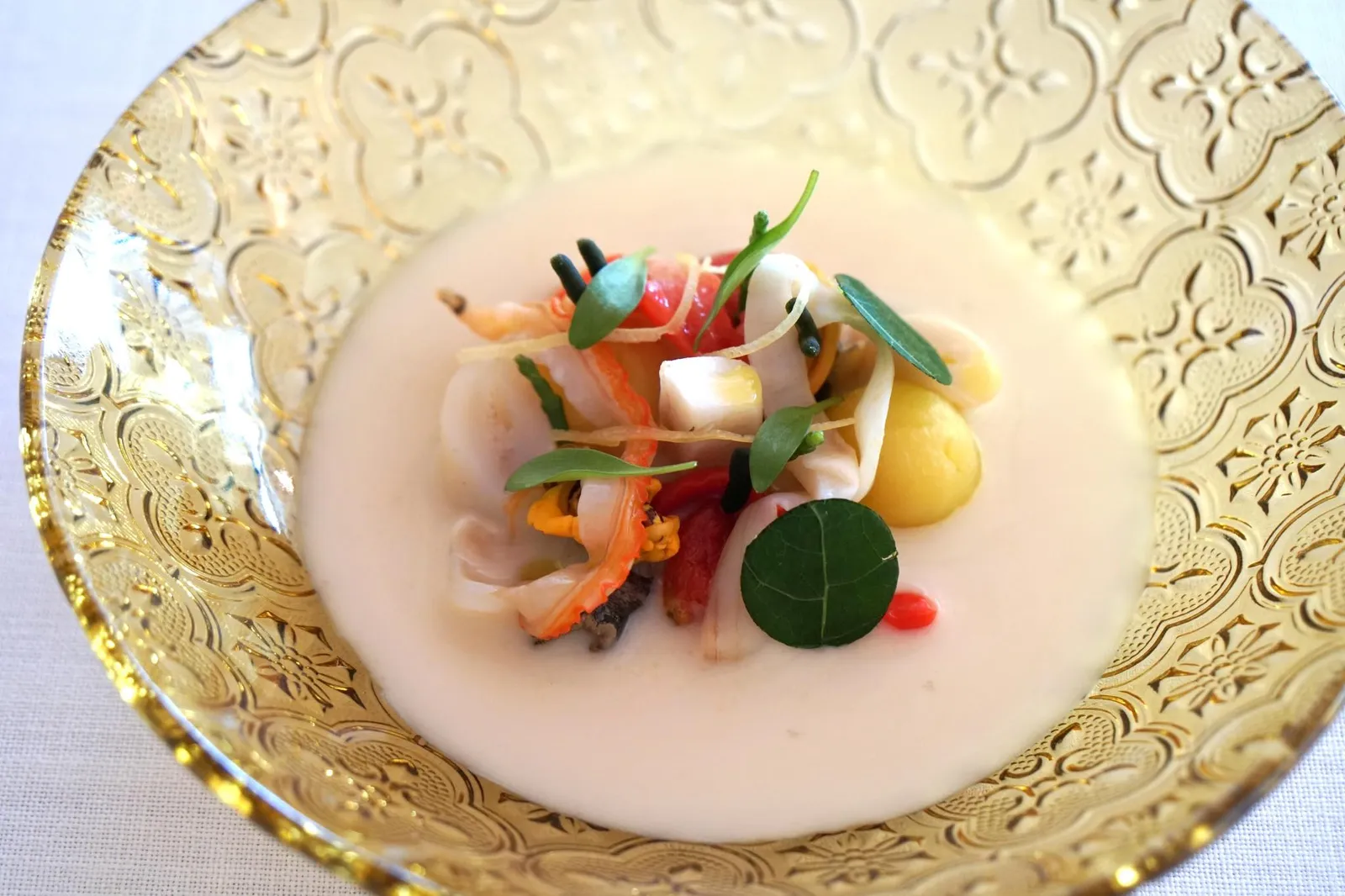 Mollusk soup อาหารจานหลักคอร์แรกคือ En blanco mollusk soup หรือซุปรวมหอยในน้ำซุปสีขาว เสิร์ฟมาแบบเย็นเพื่อเรียกความสดชื่น ภายในมีหอยหลายชนิดเช่น razor clam, sea snail, venus clam, mussels เคี้ยวหนึบๆ การที่มีหอยหลายชนิด ทำให้มีเนื้อสัมผัสที่หลากหลายแตกต่างกันไปในเเต่ละคำ น้ำซุปมีกลิ่นหอมทะเล มีรสชาติหวานอ่อนๆ นอกจากนี้ยังมีมะเขือเทศและมันฝรั่งเพิ่มความซับซ้อนทางเนื้อสัมผัสอีกด้วย (16/20)