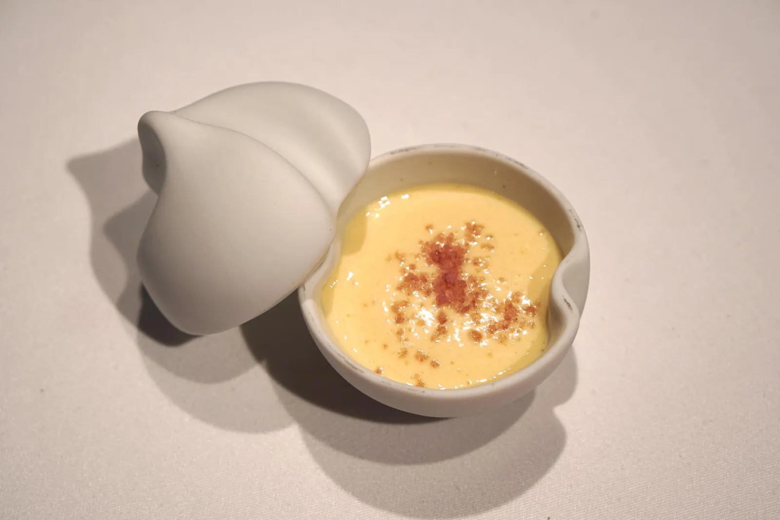 14. Holandesa de mantequilla de cabra curada, queso canario y pera encurtida. สำหรับขนมหวานจานเเรกคือลูกเเพร์ดอง ทานกับ goat butter หมักจากประเทศเนเธอเเลนด์ นอกจากนี้ยังมีส่วนผสมของชีสพื้นเมืองของหมู่เกาะคานารี ตัวซอสมีรสออกเปรี้ยวตัดกันกับเกลือรสเค็ม มีกลิ่นหอมของชีสเบาๆ ช่วยล้างปากอาหารคาวได้เป็นอย่างดี (14/20)