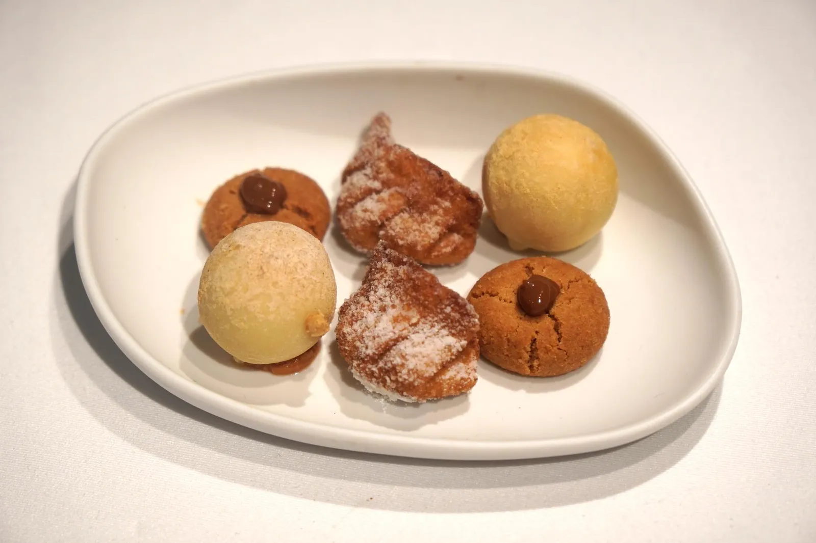 "Petit Four" Gofio biscuit, Biscuit, Gofio bombon ปิดท้ายด้วยเปอตีส์โฟว์ 3 อย่างซึ่งหนีไม่พ้นโกฟิโอ้อีกเช่นเคย (14/20)