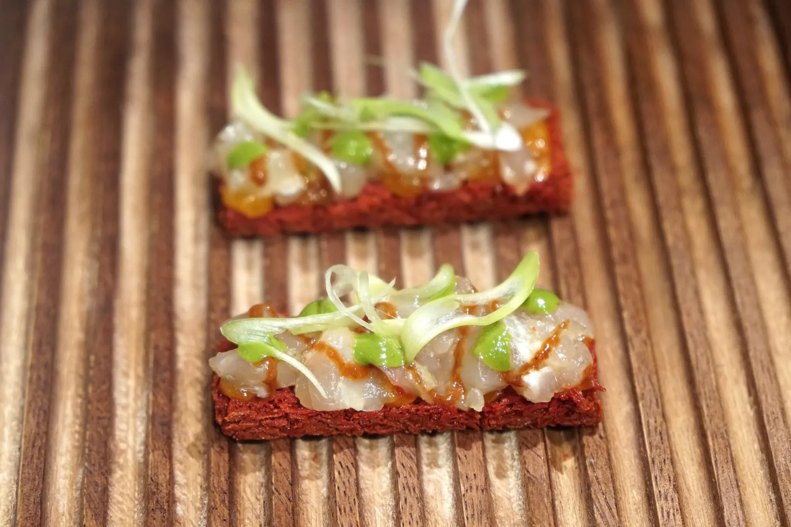 9. Bocadillo de vendimia. Chicharro, tomate y cebolla. จานถัดมาเเม้ทางร้านจะเรียกว่าเเซนวิช เเต่เราคิดว่ามันคือคือขนมปังกรอบที่มีส่วนผสมของมะเขือเทศออกรสเปรี้ยวอูมามิ มีเนื้อสัมผัสคล้านแป้งพัฟ ข้างบนคือปลาเนื้อขาว ความนุ่มของเนื้อปลาตัดกับความกรอบของแป้งพัฟได้ลงตัว ราดด้วยซอสมะเขือเทศและหอมใหญ่ อร่อยมากๆ (15/20)