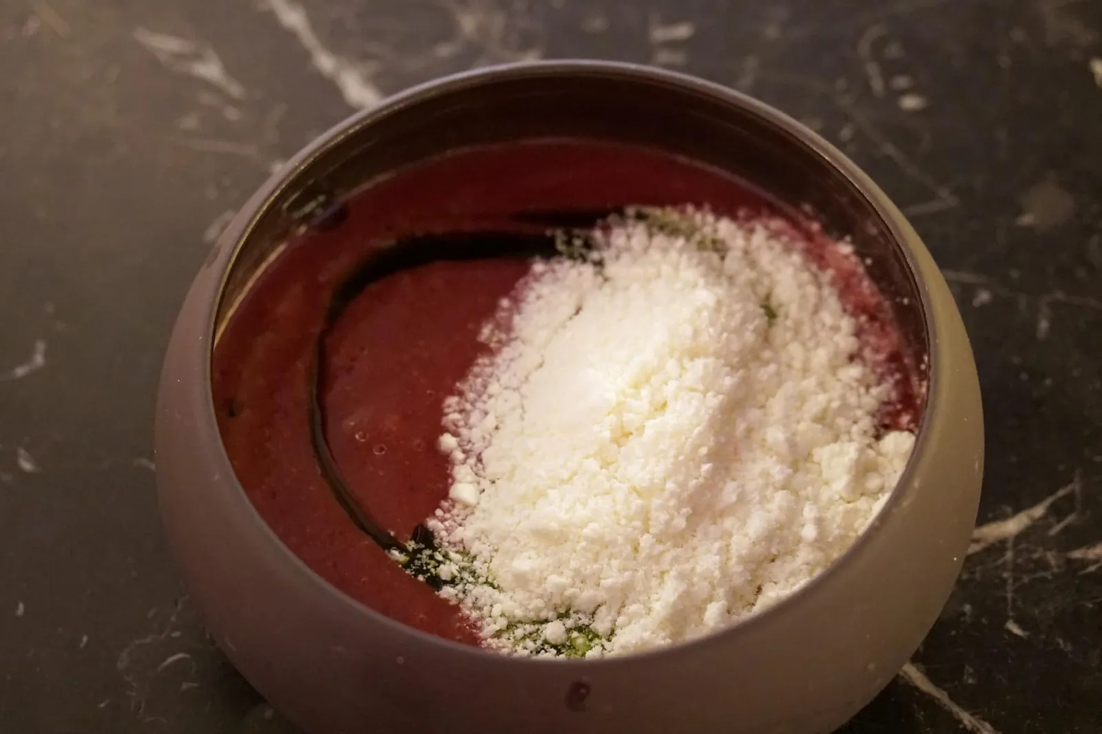 CHERRY GAZPACHO® / 2000 (7.5 €) Cherry flavoured gazpacho, cheese snow, anchovies, pistachios and basil. เมนูอาหารว่างจานเเรกคือเชอรี่ กัสปาโช่ อาหารเรียกน้ำย่อยคลาสสิคที่ถูกคิดค้นโดยเชฟ Dabi García ในปี ค.ศ. 2000 จากนั้นแพร่กระจายไปทั่วโลก และเคยจัดเสิร์ฟในห้องอาหารระดับ 3 ดาวมิชลินที่ Restaurant Dani García กัสปาโช่เป็นซุปเย็นพื้นเมืองที่มีต้นกำเนิดมาจากเเคว้นแอนดาลูเซีย ปกติแล้วได้จากการนำผักเเละมะเขือเทศไปปั่นรวมกัน แต่สำหรับเวอชั่นของเชฟ Dani García ทางร้านใช้เชอรี่รสเปรี้ยวผสมกันกับมะเขือเทศปั่นจนละเอียด ใส่แอบโชวี่กระเทียม ใบเบซิล และถั่วพิสตาชิโอลงไปปั่นรวมกัน ทอปด้านบนด้วยเบซิลเปสโตสีเขียว และฟีต้าชีสสโนว์เนื้อสัมผัสนุ่ม ละมุน อร่อยเลิศ ไม่ซ้ำใคร สุดยอดมากๆ (14/20)