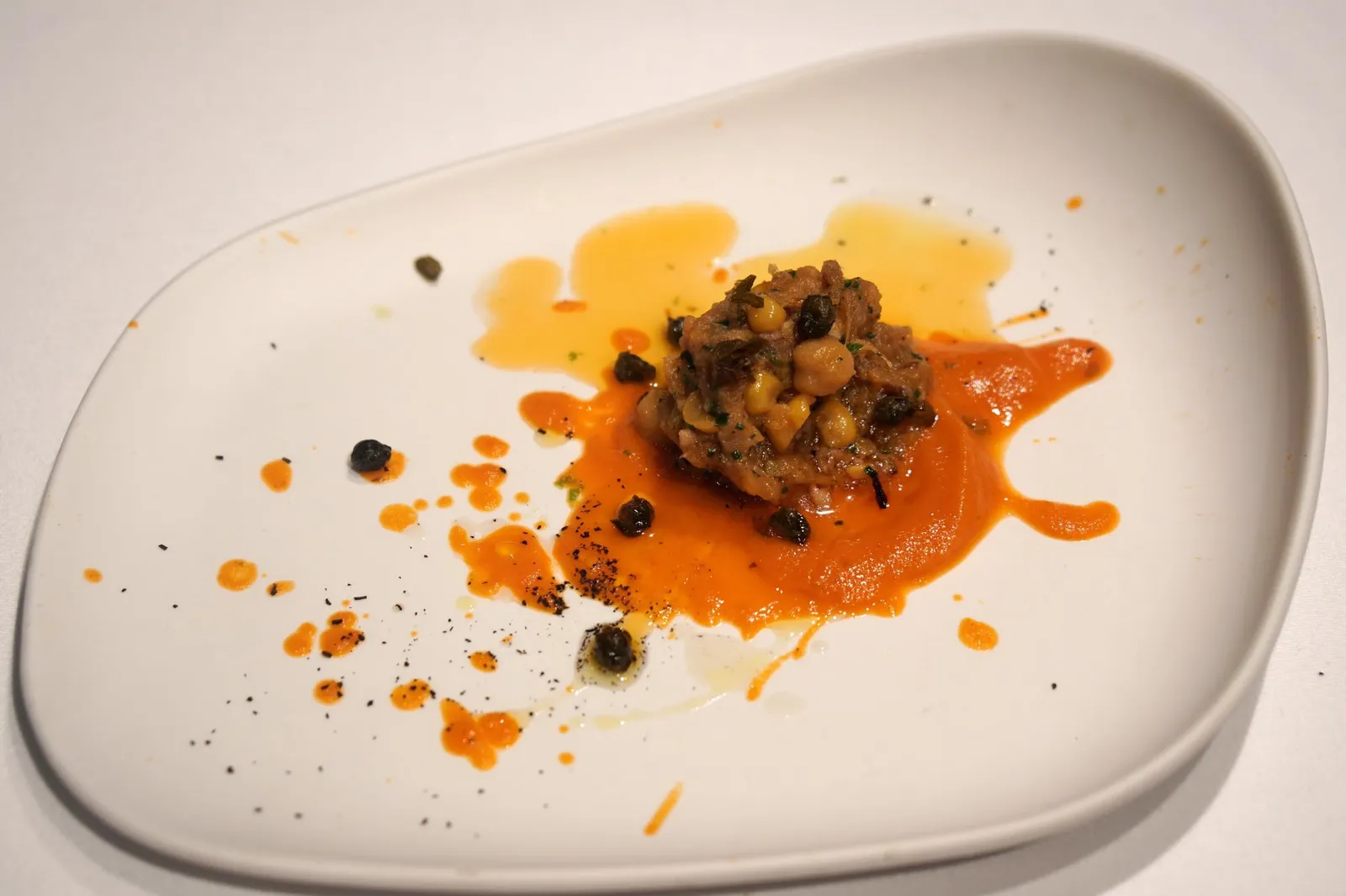 13. Ropavieja de cerdo y tuétano con sofrito y alcaparras. ถัดมาคือเมนูพื้นเมืองอย่างโรปาวีฮาเป็นอาหารพื้นเมืองของหมู่เกาะคานารี คือเนื้อหมูที่ถูกฉีกเป็นเส้น ทานกับผักหลายชนิด และซอสโซฟริโต้ทำจากกระเทียมเเละพริกหวาน จานนี้ทุกอย่างถือว่าทำออกมาได้ดี เเต่ยังไม่มีอะไรต้องว้าวเทียบกับหลายจานก่อนหน้านี้ (13/20)