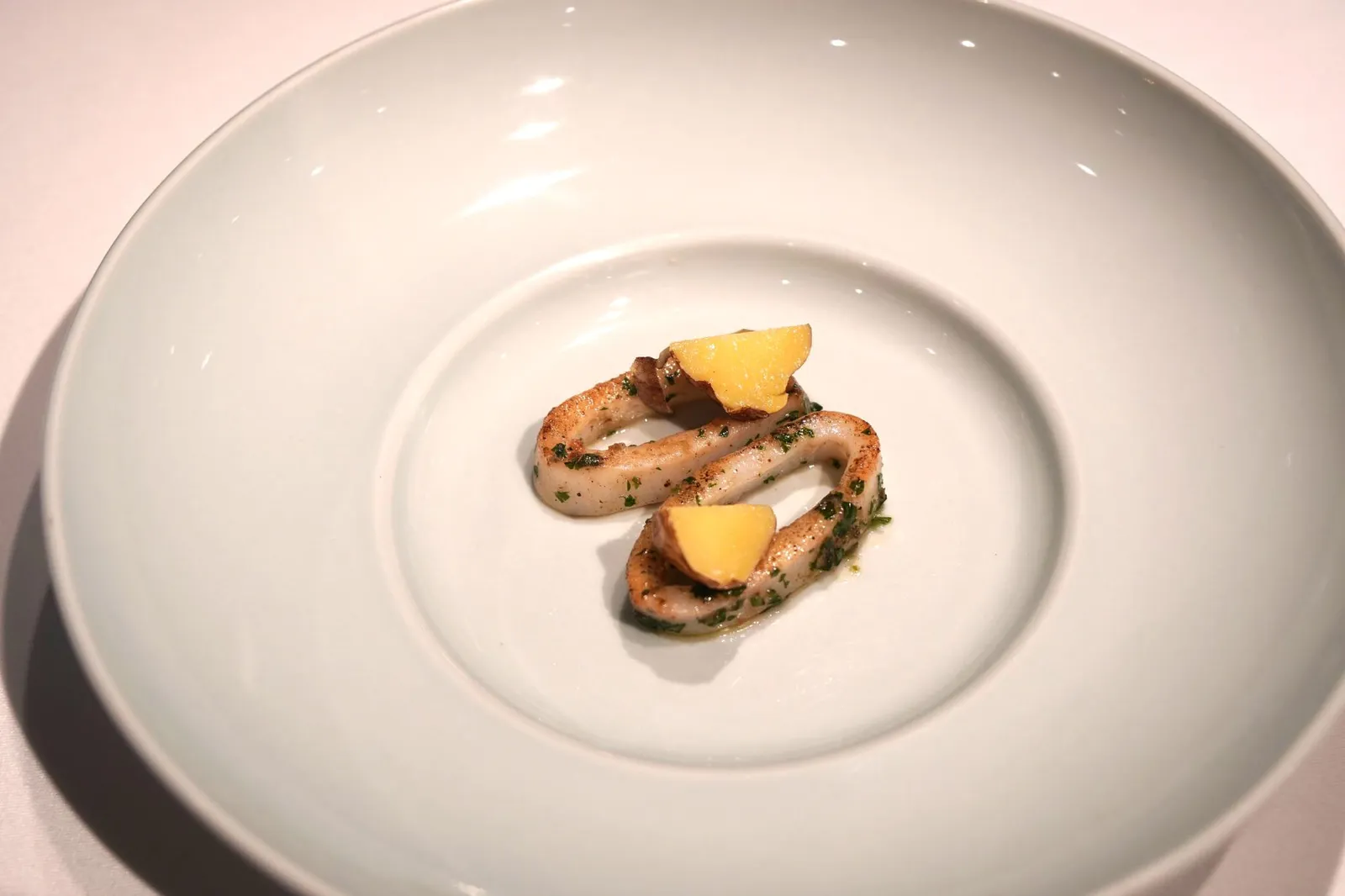 7. Calamar de potera con mojo de cilantro a mortero y papas negras. จานถัดมาคือปลาหมึก cuttlefish กับซอสโมโฮทำจาก coriander หรือผักชี ข้างบนคือมันฝรั่งดำที่ส่งตรงมาจากหมู่เกาะคานารี เเม้หน้าตาจะดูธรรมดาเเต่ขอบอกเลยว่าทางร้านทำเนื้อสัมผัสของหมึกออกมาได้นุ่มหนึบแบบไร้ที่ติ ซอสผักชีมีกลิ่นหอม มันฝรั่งมีเนื้อสัมผัสที่พอดีสุดๆ ไม่นุ่มไม่เเข็งจนเกินไป simply perfection จริงๆ (15/20)