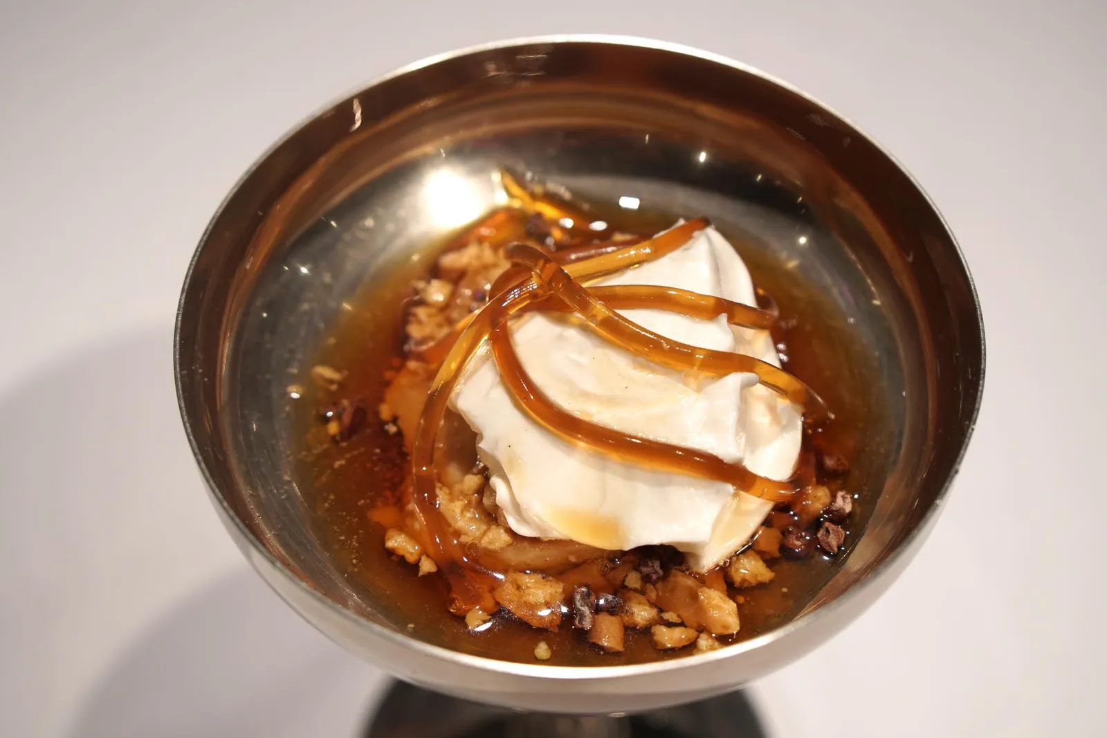 17. Tarta de galletas con cafe. Helado de nata "Ermol", crema de galletas y cafe de filtro. จานสุดท้ายในคอร์สคือเค้กกาแฟผสมกับคุกกี้ ทอปด้วยครีมเออมัลนุ่มๆ ตอนทานจะได้รสชาติขมเเละกลิ่นหอมของกาแฟเป็นหลัก ตัดด้วยรสหวานของครีม พูดง่ายๆก็คือคอร์สนี้เสมือนนำเค้กบิสกิตใส่ลงไปในกาแฟ อร่อยและแปลกดี (16/20)