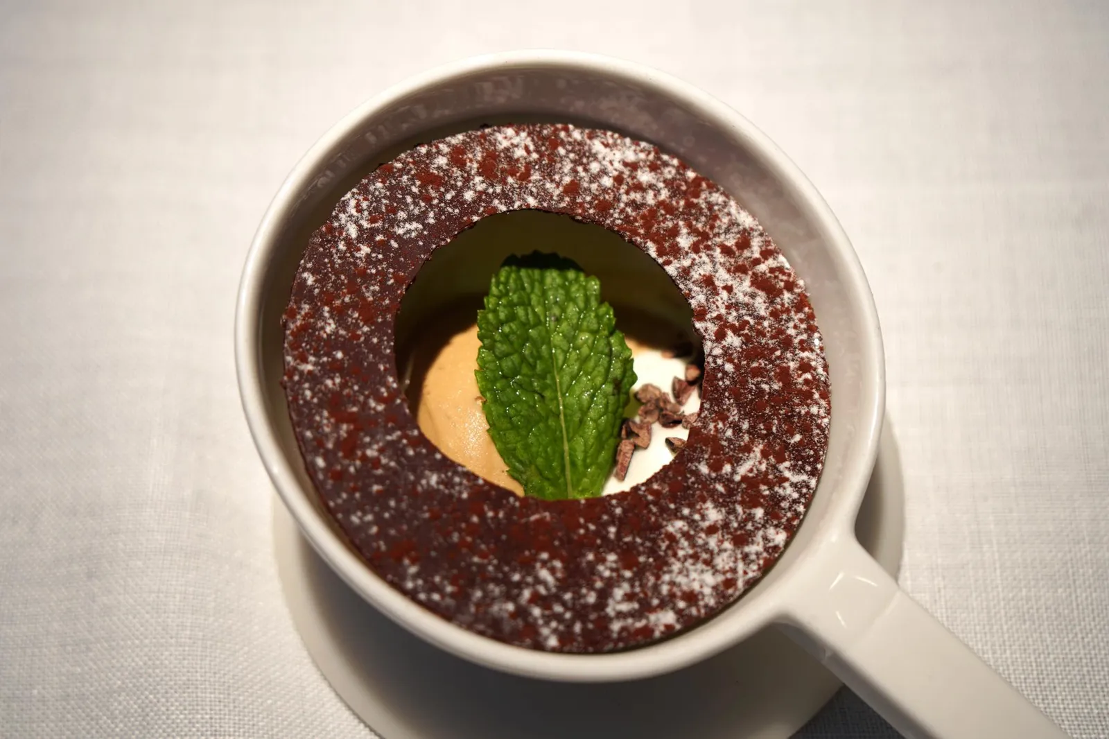 COFFEE ice cream and CHOCOLATE เค้กซานมาโก้รสหวานถูกเสิร์ฟมาคู่กันกับ Helado de Café, chantilly y chocolate คือไอศกรีมกาแฟที่ซ่อนตัวอยู่ด้านล่าง ทานกับ Chantilly cream และเเผ่นช็อกโกเเลตวงกลม (19/20)