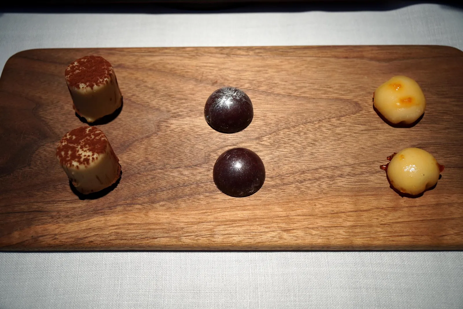 Milked rice mochi, Tiramisu, Anchovy bombon ปิดท้ายด้วยเปอตีส์โฟว์อีกสามอย่างด้านบน เริ่มจากทางขวาคือ Mochi de arroz con leche เป็นขนมโมจิเหนียวหนึบทำจากข้าวญี่ปุ่นผสมกับนม ตรงกลางคือ Tiramisú ทานเเล้วมีกลิ่นหอมกาแฟ สุดท้ายคือ Bombón de anchoa หรือบอนบอนที่มีกลิ่นของแองโชวี่เบาๆ ไม่น่าเชื่อว่าวัตถุดิบกลิ่นเเรงอย่างแองโชวี่จะถูกนำมาทำเป็นขนมช็อกโกแลตได้อร่อย (20/20)