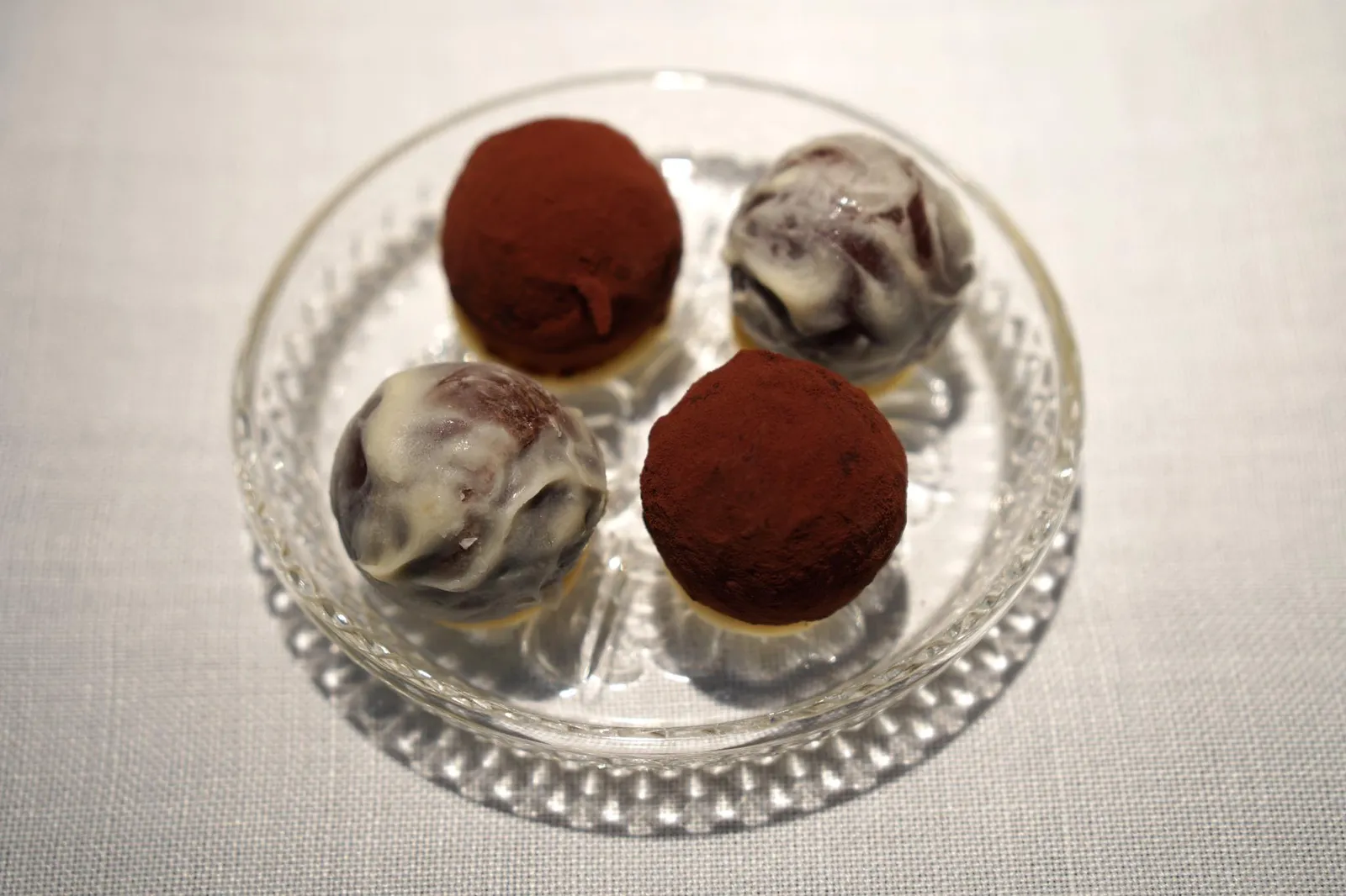 Choco-cocoa bombon ถัดมาคือเปอตีส์โฟว์แถวกลาง เริ่มจาก Bombón de choco-coco y Maracuyá ขนมบอนบอนเคลือบช็อกโกแลตเเละโกโก้ ข้างกันคือบอนบอนทำจากเสาวรส (20/20)