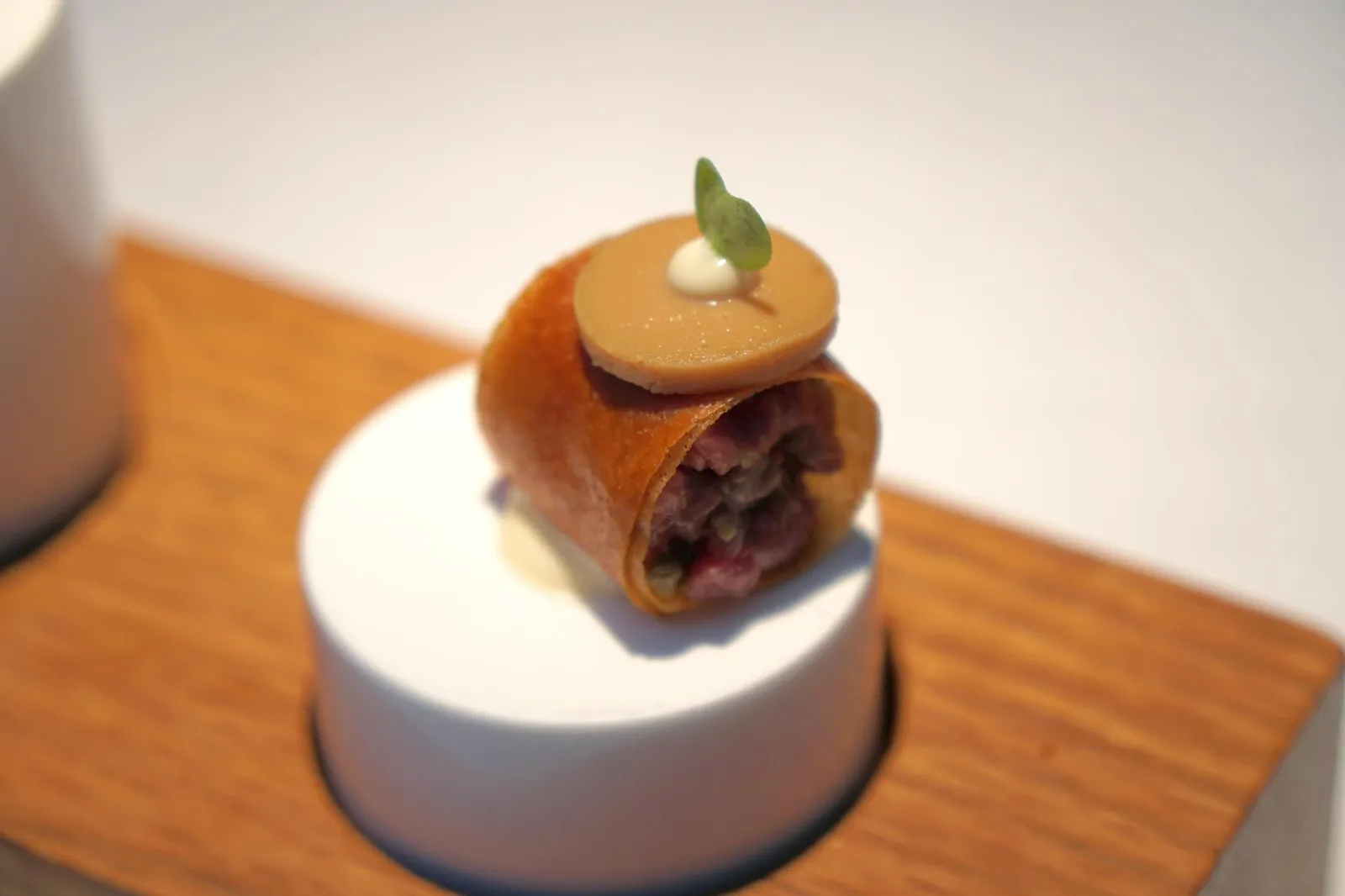 TUDANCA tartar with Tresviso veil และสุดท้ายคือทาปาสที่มีรสชาติน่าทึ่งที่สุดในสามอย่างคือ Tartar de vaca vieja de Tudanca con un velo de Tresviso เป็นทาทาร์หรือเนื้อวัวสับละเอียดทำมาจากเนื้อของแม่วัวสายพันธุ์ Tudanca ซึ่งเป็นวัวท้องถิ่นที่พบได้เฉพาะบริเวณภูเขาฝั่งตะวันตกของแคว้น Cantabria ในประเทศสเปนเท่านั้น ทางร้านเลือกใช้เนื้อของวัวแก่อายุมากมาสับจนละเอียด ล้อมด้านนอกด้วยแป้งบางกรอบ แผ่นกลมข้างบนคือ Tresviso veil เป็น Blue cheese ท้องถิ่น พบได้เฉพาะแถบ Liébana ในเเคว้น Cantabria มีอีกชื่อหนึ่งว่า Queso-picón หรือ Picón Bejes-Tresviso ทางด้านรสชาติ ครั้งเเรกที่ทราบว่าทางร้านเสิร์ฟเนื้อวัวแก่ เราคาดเอาไว้ว่าเนื้อวัวน่าจะมีความเหนียวพอสมควร เเต่พอจุดที่เนื้อวัวสัมผัสลิ้น เราถึงกับน้ำตาคลอ เเละทึ่งกับรสชาติและเนื้อสัมผัสที่ทางร้านทำออกมา เนื้อวัวแก่มีความนุ่ม เนียน ละเอียด ละมุนลิ้นจนเเทบละลายในปาก กลิ่นของเนื้อวัวแก่ที่ปกติจะค่อนข้างแรงกลับเข้ากันดีกับกลิ่นของบลูชีสด้านบน แป้งบางกรอบด้านนอกช่างตัดเนื้อสัมผัสกับความนุ่มของทาทาร์ได้เป็นอย่างดี ... ยังไม่นับประเด็นที่ว่าวัตถุดิบที่ว่ามาทั้งหมดได้มาจากเเคว้น Cantabria ซึ่งเป็นพื้นที่เล็กๆทางตอนเหนือของประเทศสเปนเพียงแห่งเดียวเท่านั้น ... ถือเป็นการชูวัตถุดิบท้องถิ่นออกมาได้อย่างไร้ที่ติในรูปแบบที่ห้องอาหารระดับ 3 ดาวมิชลินชั้นนำควรจะเป็น เราขอยกทาปาสคำนี้ให้เป็นหนึ่งในทาทาร์ที่ดีที่สุดจานหนึ่งเท่าที่เราเคยทานมาเลยทีเดียว (20+/20)