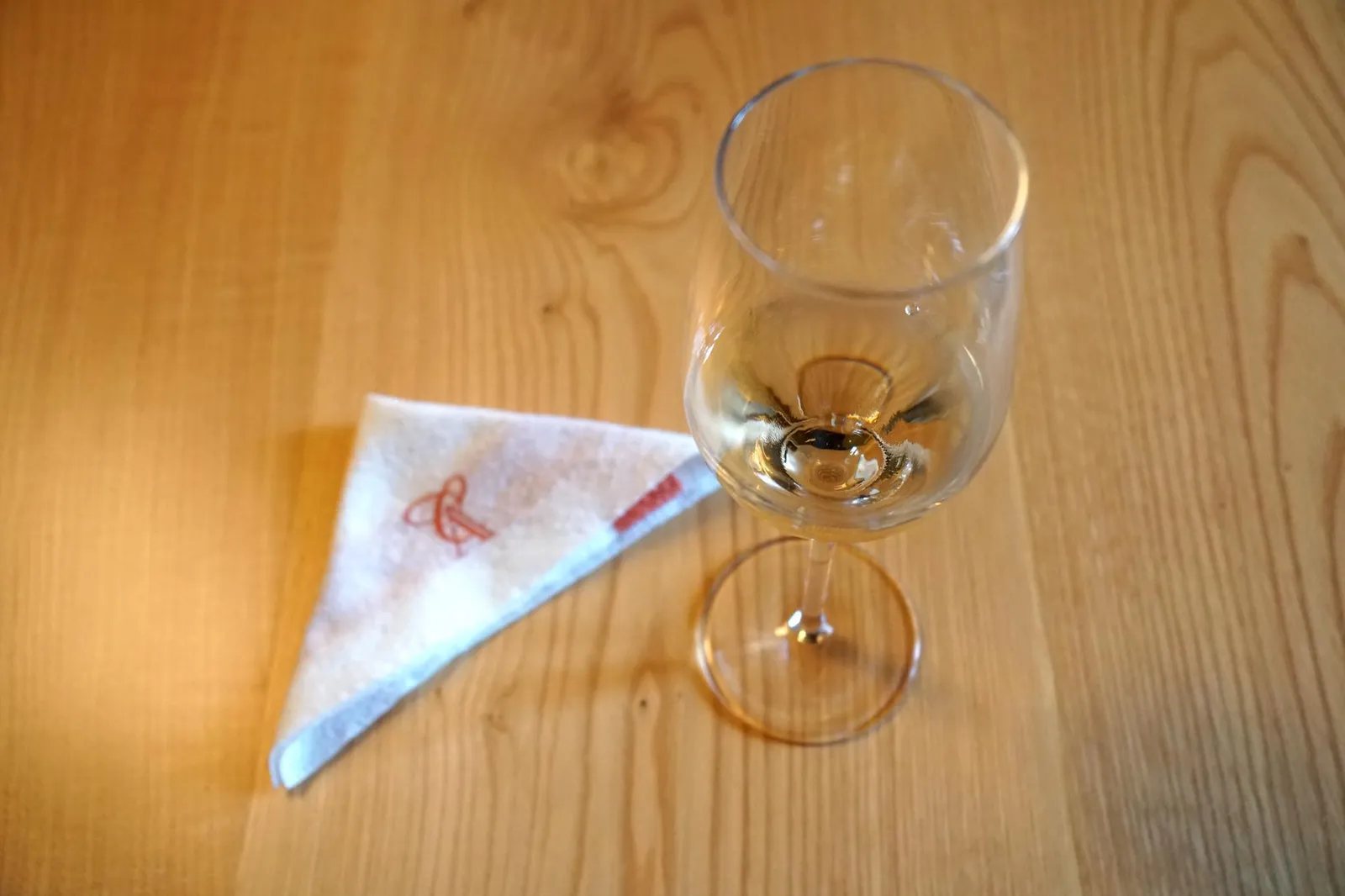 Copa vino blanco de Bodega Manzanos by Jesús Sánchez แองโชวี่ถูกเสิร์ฟให้ทานคู่กับไวน์ขาวจาก Bodega Manzanos ของเชฟ Jesús Sánchez ตัวไวน์บ่มแบบ White fermented ในถังไม้โอ๊ค เเละผ่านมาตรฐาน D.O.Ca. ใน Rioja ซึ่งเป็นแหล่งบ่มไวน์แห่งแรกของประเทศสเปนในเมือง Logroño ไม่ไกลจากเเถบเเคนตาเบรีย (20/20)