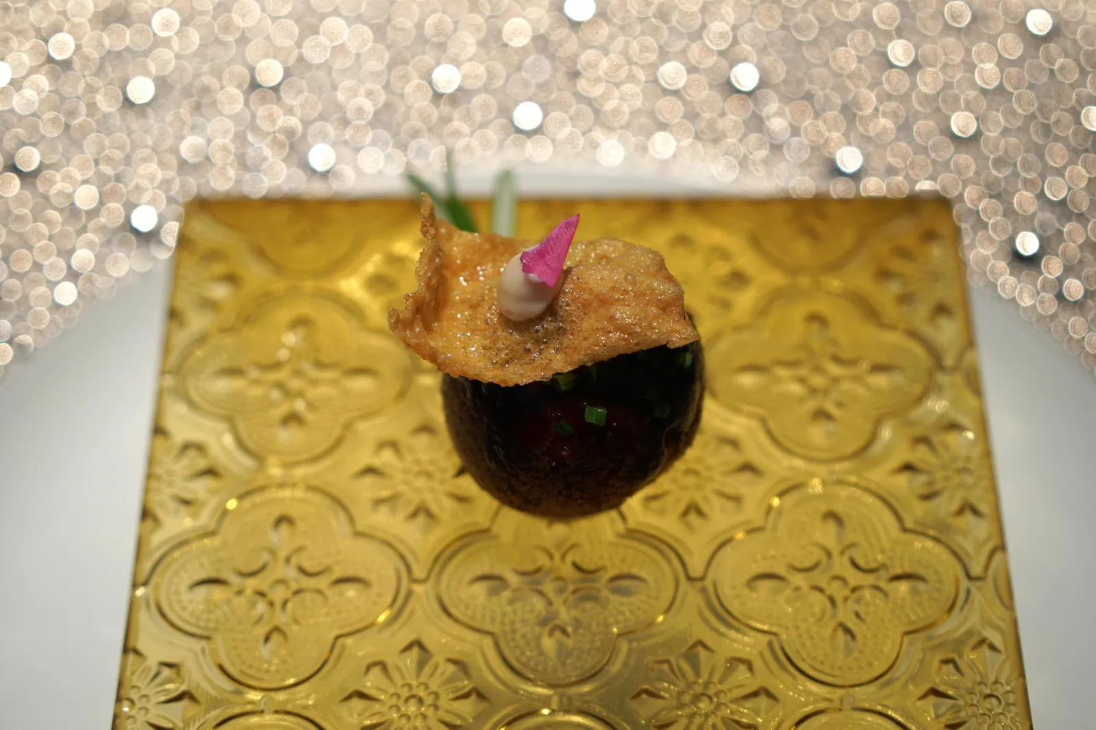 CHICKEN fried brioche ขนมปังไส้ไก่ เสิร์ฟมาในจานสีเหลืองสวยคือ Brioche frito de pollo de corral เป็นขนมปังบริยอชอุ่นๆ กรอบเล็กน้อย สอดไส้เนื้อไก่บ้าน (Free ranged chicken) อยู่ข้างใน มีกลิ่นหอมไก่ขึ้นจมูก เนื้อไก่ด้านในนุ่มลิ้นมากๆ ส่วนด้านบนคือแป้งช่วยเพิ่มความกรอบขึ้นมาให้มีมิติทางเนื้อสัมผัส (18/20)