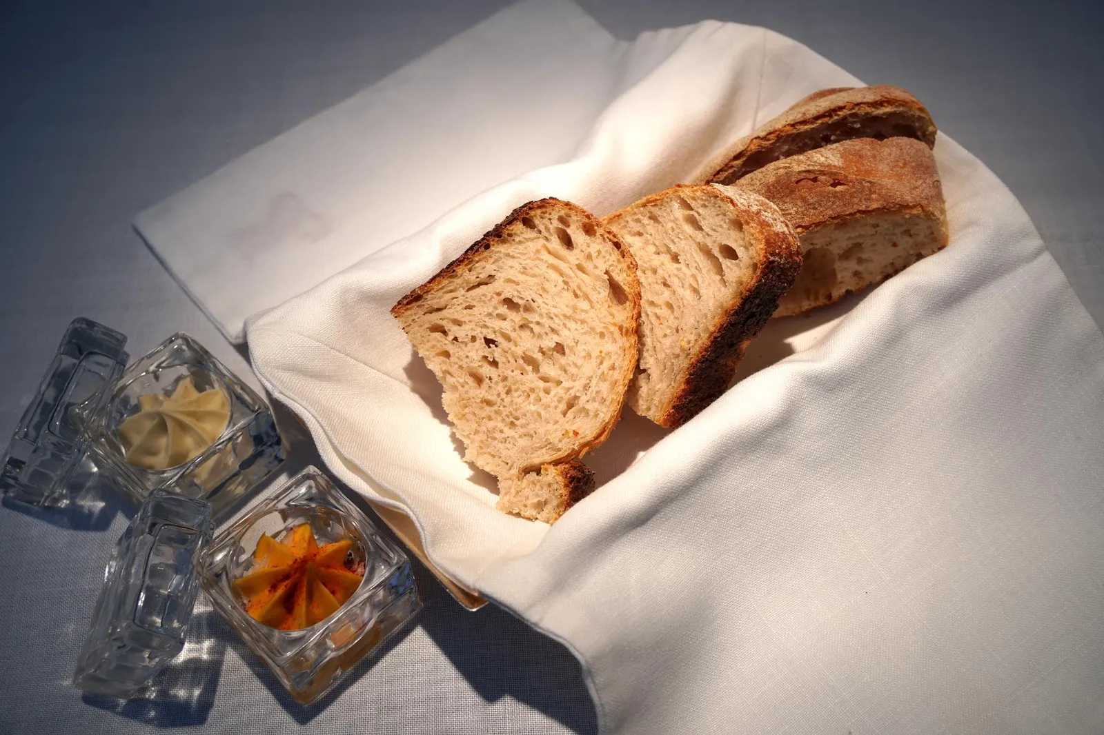 Ciabatta, Mantequilla de Anchoas y Mantequilla de Pimiento ก่อนจะเข้าสู่จานถัดไปพนักงานจะนำเสิร์ฟขนมปังอีกชุดคือ Pan de chapata y pan de hogaza เสิร์ฟให้ทานกับเนยสองแบบคือเนยทำจาก Anchovy และ Red pepper ข้างๆกันคือน้ำมันมะกอกที่ได้จากเมือง Navarra เป็นน้ำมันมะกอกเดียวกับที่ใช้ราดแองโชวี่ในคอร์สแรก (18/20)