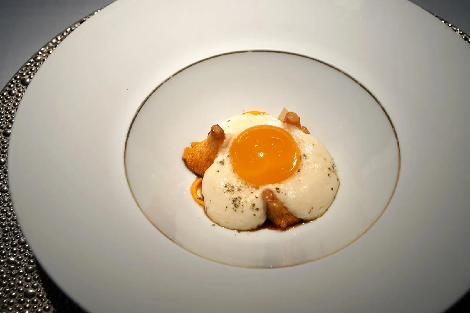 Autumn MUSHROOMS, pumpkin, smoked eel and white TRUFFLE เราขอแนะนำว่าอย่าทานขนมปังมากเกินไปเพราะอาหารคอร์สที่เหลือล้วนเด็ดไม่แพ้คอร์สแรกๆเลย สำหรับจานนี้คือ Setas de otoño, calabaza, anguila ahumada y trufa blanca เป็นหนึ่งในจานที่ดูสวยงามเเละมีองค์ประกอบหลากหลาย เริ่มจากสเฟียร์ทรงกลมที่เด่นสง่าอยู่กลางจาน ภายในเป็นน้ำสีส้มทำมาจากฟักทอง ตรงกลางสีขาวคือ celeriac foam ด้านล่างเป็นส่วนที่มีรสชาติเข้มข้นที่สุดคือเนื้อปลาไหลรมควัน และเห็ด Chanterelle และเเผ่นด้านบนทำมาจากเห็ดทรัฟเฟิลขาวจากประเทศอิตาลี ตอนทานให้จิ้มสเฟียร์จนเเตกออก แล้วทานทุกองค์ประกอบพร้อมกัน องค์ประกอบที่เด่นที่สุดของจานคือกลิ่นของปลาไหลรมควันกับกลิ่นของเห็ดทรัฟเฟิลขาวเข้ากันได้ดีงามสุดๆ (19/20)