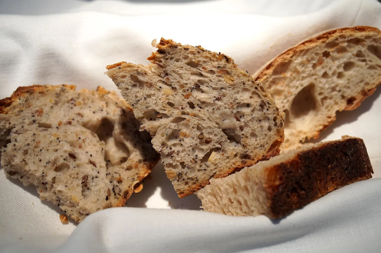 Pan de semillas y pan de hogaza de pueblo ขนมปังอย่างที่สามที่นำเสิร์ฟคือขนมปังธัญพืชซึ่งจะมีความหนักขึ้นกว่าสองแบบที่ผ่านมา