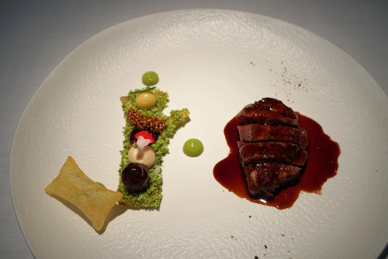 Stuffed PIGEON with leeks, mushrooms and broccoli stem and mustard อาหารคาวจานสุดท้ายคือ Pichón relleno de puerros y hongos con tronco de brócoli y su flor เป็นเนื้อนกพิราบเสิร์ฟมาที่ความสุกระดับมีเดียมแรร์ ข้างในยัดไส้ด้วยตับห่าน, กระเทียมต้น, เห็ดหลายชนิด, ก้านเเละดอกของบล็อคโคลี่ ตอนทานจะสัมผัสได้ถึงความนุ่มละมุนของเนื้อนกพิราบที่อยู่ภายนอกตัดกับความกรึบเเละรสชาติของไส้ที่ยัดไว้ด้านใน ข้างๆกันคือต้นไม้ที่มีองค์ประกอบของบล็อคโคลี่เเละมัสตาร์ดในรูปแบบที่เเตกต่างกัน เริ่มจากแผ่นด้านล่างคือก้านบล็อคโคลี่ที่ถูกเคลือบด้วย pigeon jus ผงสีเขียวด้านบนคือ grated broccoli ครีมสีเขียวด้านข้างคือ broccoli cream ถัดมาคือมัสตาร์ดที่เสิร์ฟมาเป็นสเฟียร์เเละเมล็ด องค์ประกอบสุดท้ายด้านหน้าสุดคือลูกชิ้นที่ทำมาจากเนื้อนกพิราบขนาบข้างด้วยมันฝรั่งกรอบสีเหลืองสวยงาม (20/20)