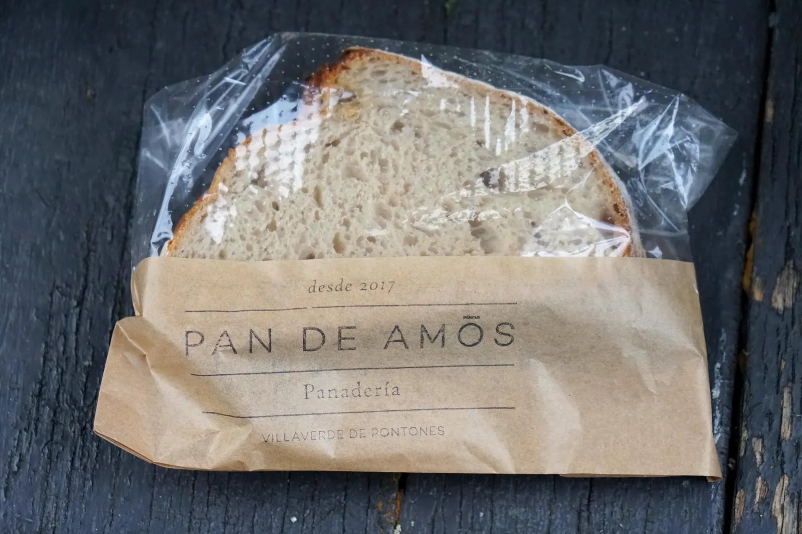 PAN DE AMÓS ก่อนออกจากร้านพนักงานจะขนมปังชื่อดังของร้านอย่าง PAN DE AMÓS ให้เป็นที่ระลึก ขนมปังสูตรลับของทางร้านถูกคิดค้นขึ้นในปี 2017 เป็นขนมปังซาวโดที่ทำจาก organic wheat หมักนานถึง 22 ชั่วโมงโดยที่ไม่มีส่วนผสมของยีสต์ ทางร้านอบสดใหม่ทุกวันโดยวิธีธรรมชาติที่ห้องอบขนมปังชั้นสอง (19/20)