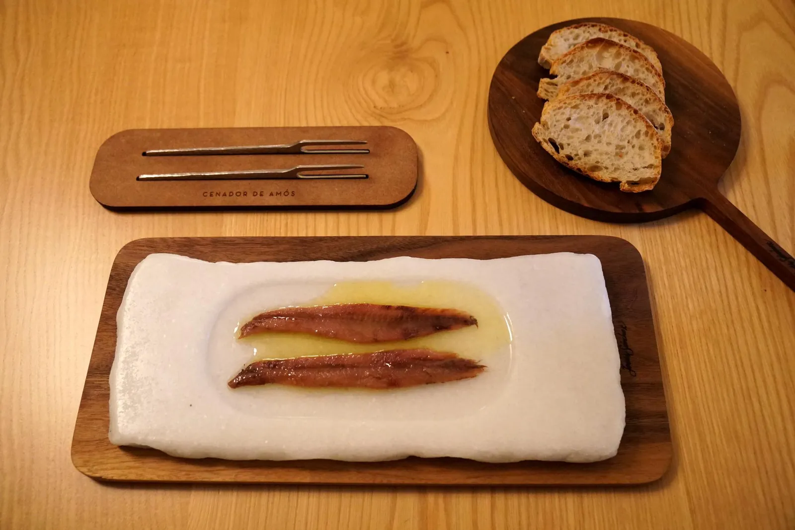 CANTABRIAN ANCHOVY handled at home. Campaign 2018 อาหารจานแรกคือ Anchoa del Cantábrico sobada en casa หรือแองโชวี่ท้องถิ่นของเเคว้นเเคนตาเบรียน ทางร้านเตรียมโดยนำปลาทั้งตัวไปหมักไว้ในเกลือเป็นระยะเวลามากกว่า 1 ปี ! จากนั้นนำมาทำความสะอาด เเล่ออกมา นำก้างเเละกระดูกออก เสิร์ฟมาเป็นฟิลเลท์ ราดด้วยน้ำมันมะกอกที่ได้จากเมือง Navarra เป็นเมืองที่ตั้งอยู่ทางตะวันออกไม่ไกลจากเมือง Bilbao พนักงานเเนะนำให้ทานกับขนมปัง Ciabatta เป็นขนมปังที่มีน้ำหนักเบาที่สุด โดยขนมปังที่เสิร์ฟจะหนักขึ้นเรื่อยๆตามคอร์สอาหารที่ตามมา จานนี้เพียงเเค่กลิ่นที่ลอยโชยมาก็ทราบได้ทันทีว่าเเองโชวี่ที่เสิร์ฟคุณภาพดีมากจริงๆ เนื้อปลามีกลิ่นหอม มีเนื้อสัมผัสนุ่มลิ้น มีรสเค็มเพียงเบาๆ ไม่บาดคอ น้ำมันมะกอกด้านบนช่วยเพิ่มความฉ่ำให้กับเนื้อปลา ทานสลับกับขนมปังที่เสิร์ฟมาช่างเข้ากันได้อย่างดี สุดยอดมากๆ (19/20)