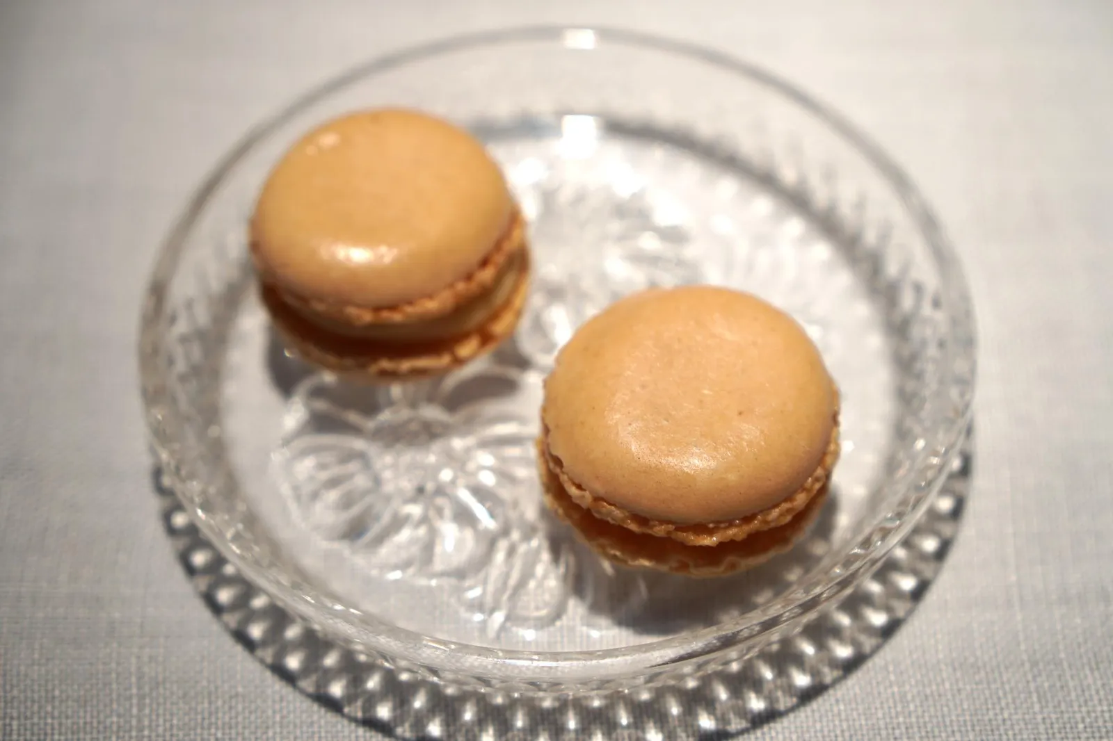"Quesada” Macaron (Cantabrian dessert) อีกฝั่งหนึ่งคือ Macaron de quesada pasiega เป็นมาการองสีชมพูอ่อนทำจากชีสเค้กพื้นเมืองของเเคว้นเเคนตาเบรียอย่าง Quesada pasiega มีรสหวานกลมกล่อม (20/20)