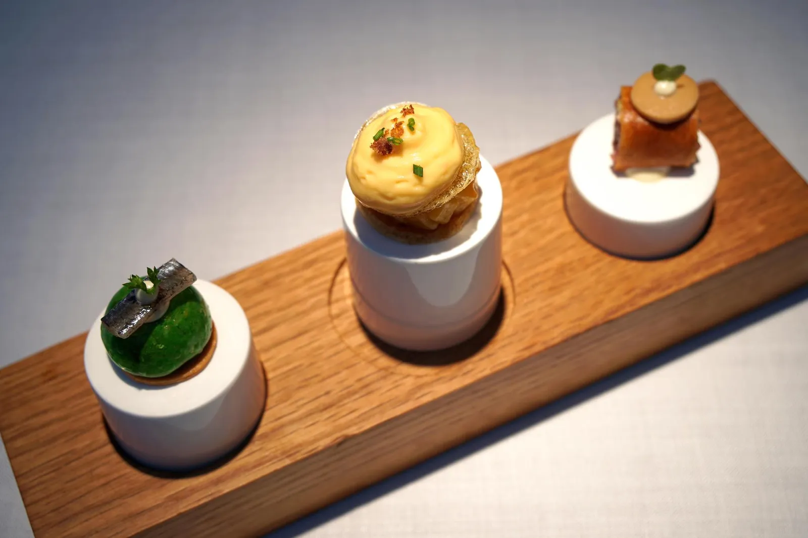 เมื่อมาถึงห้องอาหารอาหารหลักพนักงานจะนำเสิร์ฟ Tapas อาหารว่างสามอย่างพร้อมกันคือ Amós ‘ OMELETTE MARINATED ANCHOVY and pickled bombon TUDANCA tartar with Tresviso veil โดยรสชาติจะไล่ระดับความอร่อยมากขึ้นจนถึงทาทาร์เนื้อวัวที่อร่อยจนน่าตกใจเลยทีเดียว