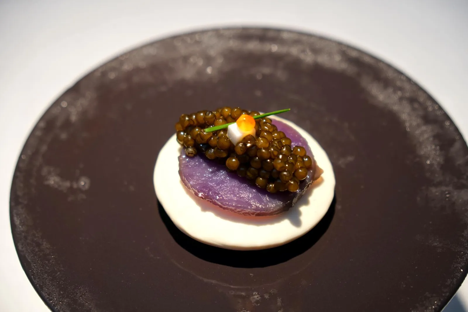“RUSSIAN SALAD” bite with cavair จานนี้คือ Bocado de Ensaladilla rusa con caviar สลัดสไตล์รัสเซียสูตรพิเศษของทางร้าน จานนี้ค่อนข้างเปราะบางขนาดที่ว่าต้องประคองดีๆก่อนนำเข้าปาก ตอนกัดส่วนของบอนบอนสีขาวด้านล่างทำจาก cocoa butter มีเนื้อสัมผัสคล้ายไวท์ช็อกโกแลต ตอนกัดจะเเตกออกเเละมีน้ำสลัดไหลออกมาจากด้านใน ด้านบนคือมันม่วงเคี้ยวกรอบ เเละยังมีไข่ปลาคาเวียร์ช่วยเพิ่มรสเค็มเบาๆ ทั้งสวยงามเเละอร่อยสุดๆ (20/20)