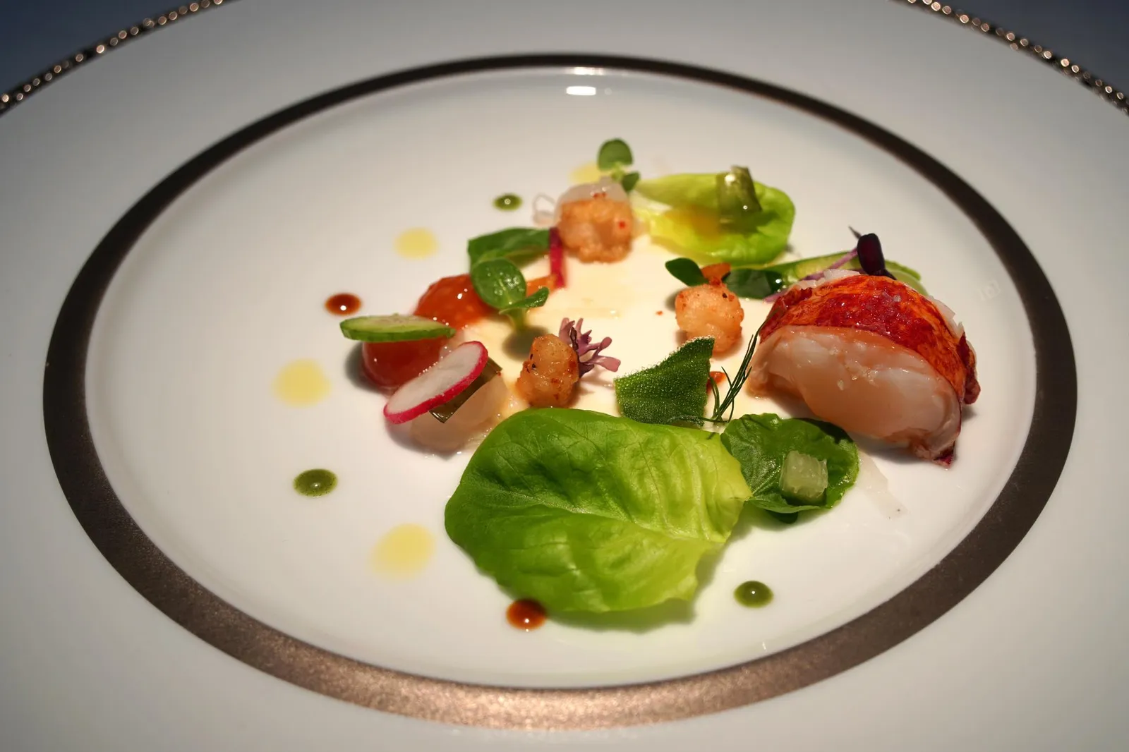 LOBSTER salad and its coral, veggie outbreaks, estragon and fennel ผ่านคอร์สคลาสสิคไปมากมาถึงคิวของอาหารจานใหม่ที่เพิ่งใส่เข้ามาเป็นเมนูประจำฤดูกาลนี้คือ Ensalada de Bogavante con su coral, brotes vegetales, estragón e hinojo โดย Bogavante เป็นชื่อภาษาสเปนของ European Lobster ซึ่งพบได้ในมหาสมุทรแอตเเลนติคทางตอนเหนือของเเคว้นเเคนตาเบรีย ทางร้านนำเสิร์ฟในรูปแบบ different textures เริ่มจากเนื้อล็อบสเตอร์ชิ้นโตตรงกลาง เนื้อนุ่ม สุกกำลังดี มีรสชาติหวานโดยธรรมชาติ นอกจากนี้ยังมี Royal ทำจากไข่สีแดงของล็อบสเตอร์ช่วยเพิ่มกลิ่นหอมเเละความมัน ข้างๆกันคือสเฟียร์ทรงกลมสีเขียวทำจากอโวคาโดและสีแดงทำจากมะเขือเทศตอนทานให้หั่นสเฟียร์ออกเพื่อทานกับรอยัลไข่ล็อบสเตอร์ ซอสสีขาวใสด้านล่างทำจากทารากอนเเละเฟนเนลโดยเชฟบอกว่าตอนทานจะได้กลิ่นคล้ายโป๊ยกั๊กขึ้นจมูก ยังมีผักนานาชนิด ทานผักต่างๆกับเนื้อกุ้งทำให้มีรสชาติเเตกต่างกันไปในเเต่ละคำ ถือเป็นจานสลัดมีความซับซ้อนเเละยังมีรสชาติดีอีกด้วย (19/20)