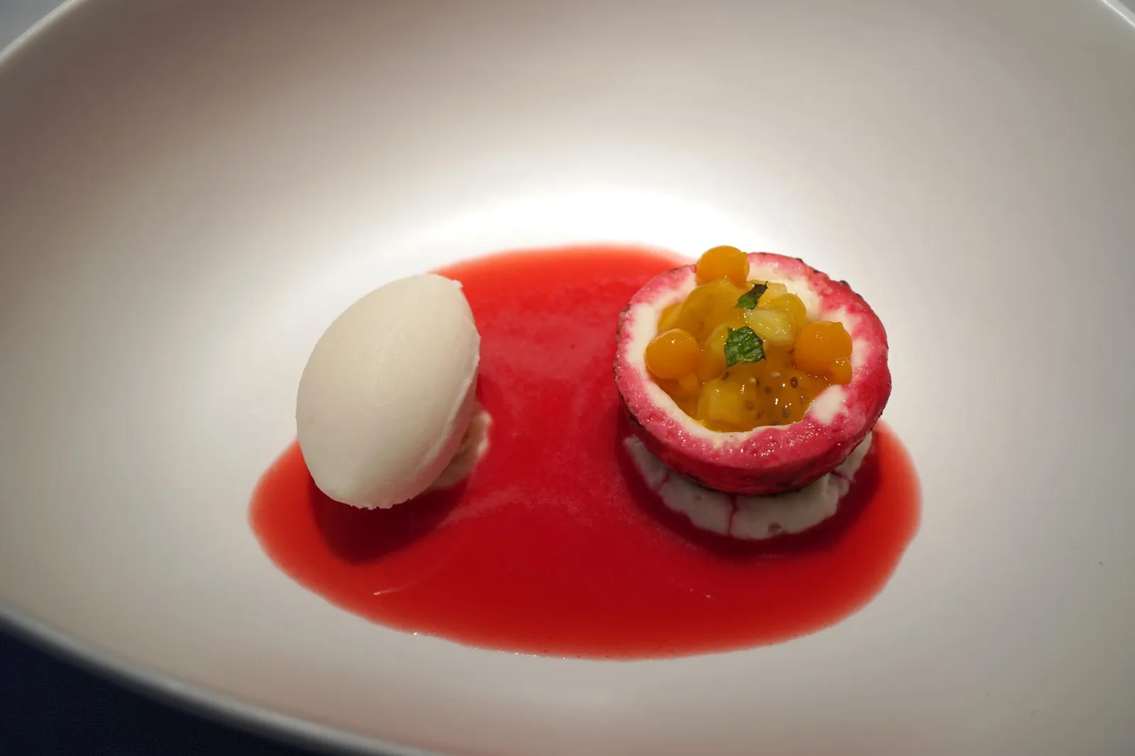 PASSION FRUIT and yogurt ice cream ในที่สุดก็ถึงเวลาของอาหารหวานจานเเรกที่มีรสเปรี้ยวเพื่อดับรสอาหารคาวทั้งหมดที่ทานมาก่อนหน้านี้ จานนี้คือ Fruta de la pasión con helado de yogur ทางขวามือคือผลเสาวรสทานกับมูสเลมอน ความสุดยอดของจานนี้คือรสเปรี้ยวสองอย่างที่มาจากเสาวรสและเลมอนนั้นมีความเเตกต่างกันชัดเจน เเต่พอนำมาทานพร้อมกันกลับเข้ากันได้ดีอย่างไม่น่าเชื่อ ทางซ้ายมือคือไอศกรีมโยเกิร์ตหวานอมเปรี้ยว สุดท้ายคือน้ำราดสีแดงสดรสออกเปรี้ยวทำมาจากส้ม Blood orange ผสมกับบีทรูท จานนี้นอกจากหน้าตาภายนอกที่ดูสวยงามเเล้วยังมีรสชาติที่ซับซ้อนแบบไม่น่าเชื่อ ต้องไม่ลืมว่านี่เปรียบเสมือน Pre-dessert ก่อนเข้าอาหารหวานเท่านั้น (20/20)