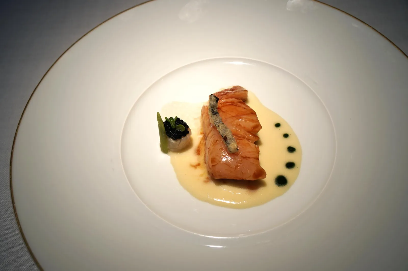 HALIBUT with seaweed butter and squid cavair ในที่สุดเราก็เดินทางมาถึงอาหารจานหลักคอร์สแรกอย่าง Hipogloso con mantequilla de algas, raíz de apio y perlas de cachón หรือปลาฮาลิบัทแล่มาเป็นชิ้นขนาดพอดีคำ เนื้อปลาสุกพอดี นุ่ม ละมุนลิ้น ราดด้วยซอสรสเลิศสีเหลืองนวลทำมาจาก seaweed butter sauce จุดกลมๆสีเขียวที่เเทรกอยู่ทำมาจากเเพลงก์ตอนช่วยเพิ่มกลิ่นของทะเลให้กับจาน เเท่งยาวที่วางทอปอยู่ด้านบนของเนื้อปลาทางเป็นสาหร่ายสีน้ำตาลชนิดหนึ่งที่มีชื่อภาษาอังกฤษว่า sea spaghetthi (Himanthalia elongata) เชฟได้นำไปทอดจนกรอบแบบเทมปุระ ข้างๆกันคือปลาหมึกเคี้ยวหนึบทอปด้านบนด้วยไข่ปลาคาเวียร์ทำให้เกิดมิติทางเนื้อสัมผัสที่เเตกต่างกันในจานเดียวของปลาหมึกและเนื้อปลา ถือเป็นอีกหนึ่งจานที่มีความซับซ้อน และยังมีรสชาติอร่อยเลิศสมกับเป็นห้องอาหารระดับ 3 ดาวอย่างแท้จริง (20/20)