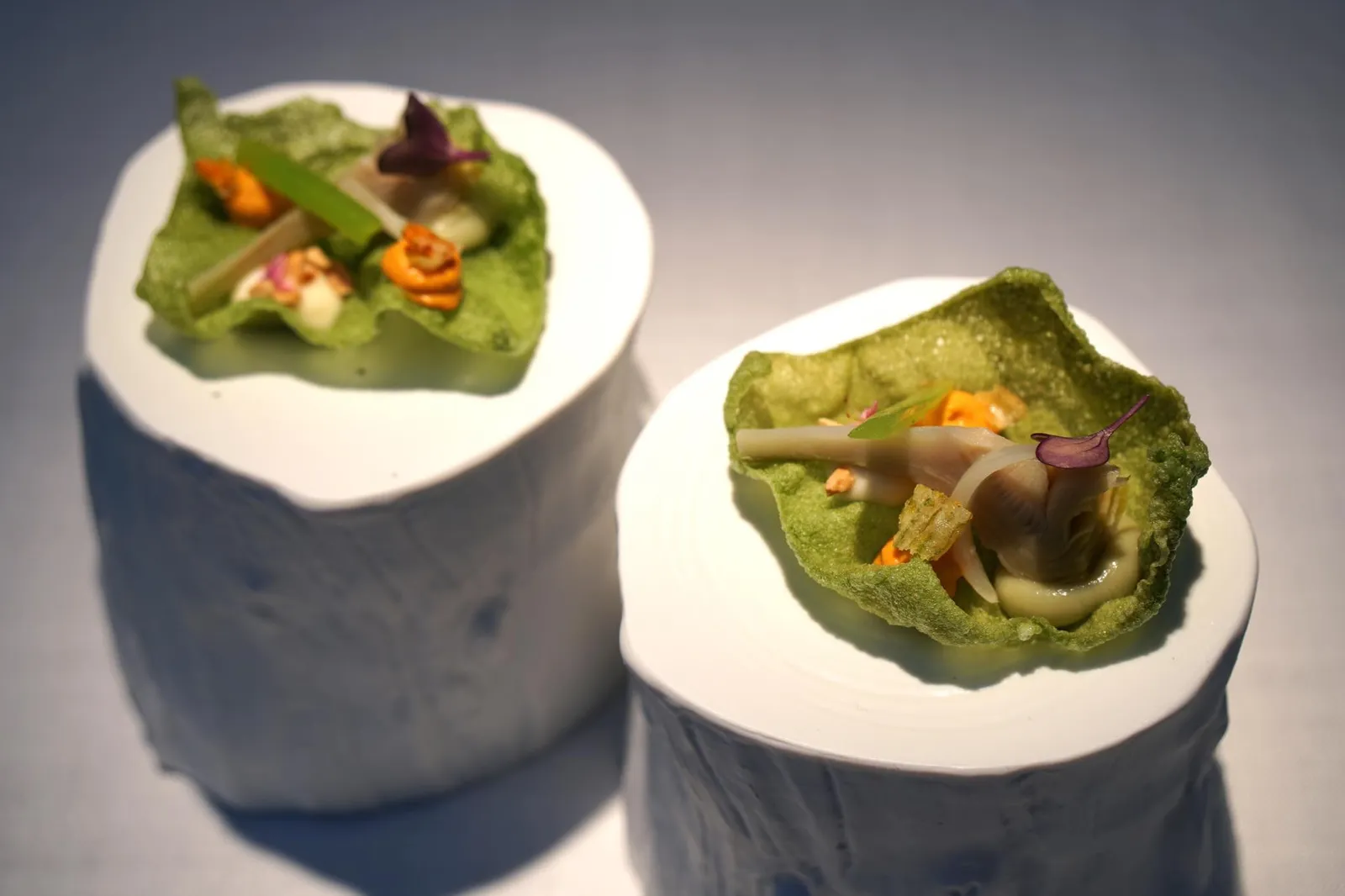 “BORRAJA” crunchy and roasted vegetables ถัดมาคือ Crujiente de Borraja y Alcachofas แผ่นสีเขียวด้านล่างคือ Borage ซึ่งเป็นพืชสมุนไพรชนิดหนึ่งทอดมาจนกรอบ ด้านบนคืออาร์ติโชคและครีมอัลมอนต์ ทานเข้าไปจะได้เนื้อสัมผัสที่หลากหลายแตกต่างกันไปตามผักแต่ละชนิด (17/20)