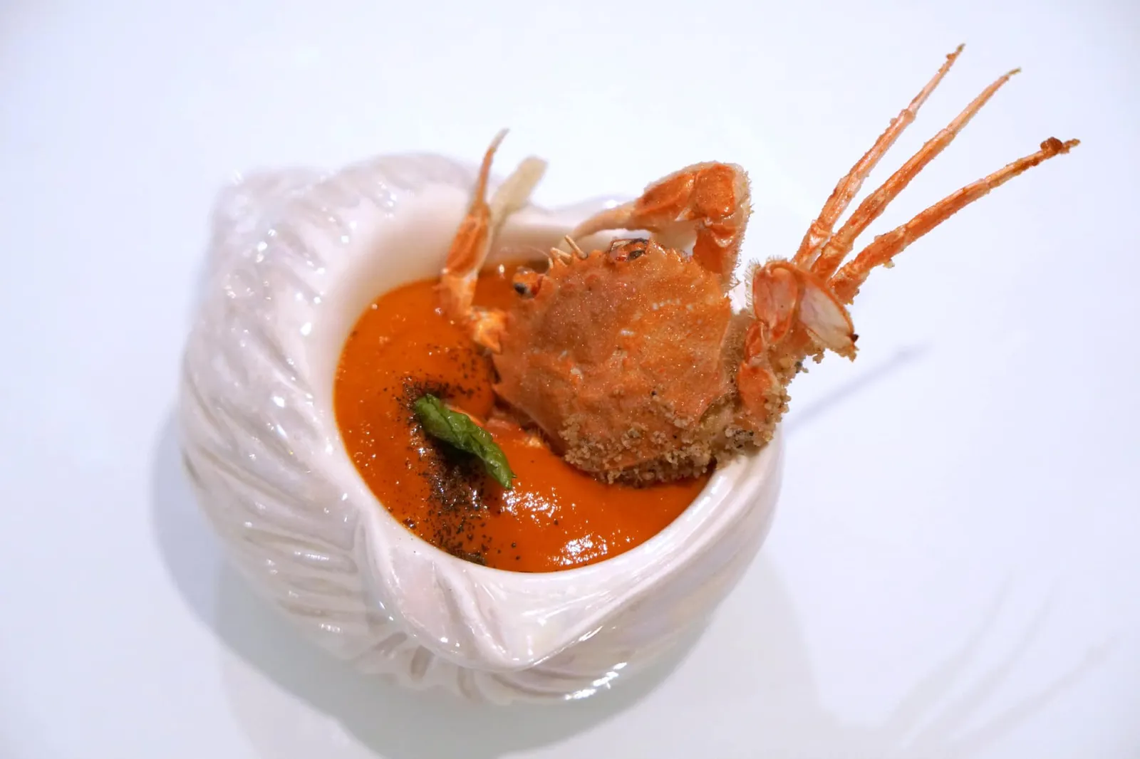 Small rock crabs to dip in the “Salmorreta” sauce. ปูทั้งตัวมีความกรอบมาก เปลือกเเข็งเล็กน้อย บางส่วนมีรสหวานเบาๆ ทานกับซอสซัลโมเรตต้ารสเผ็ดเบาๆเข้ากันได้ดี ทรายที่ทำมาจากดอกไม้ถือว่ามีความคิดสร้างสรรค์ รสชาติเฝื่อนๆ (ทางร้านเน้นใส่มาเพื่อตกเเต่งจานเฉยๆ) (16/20)