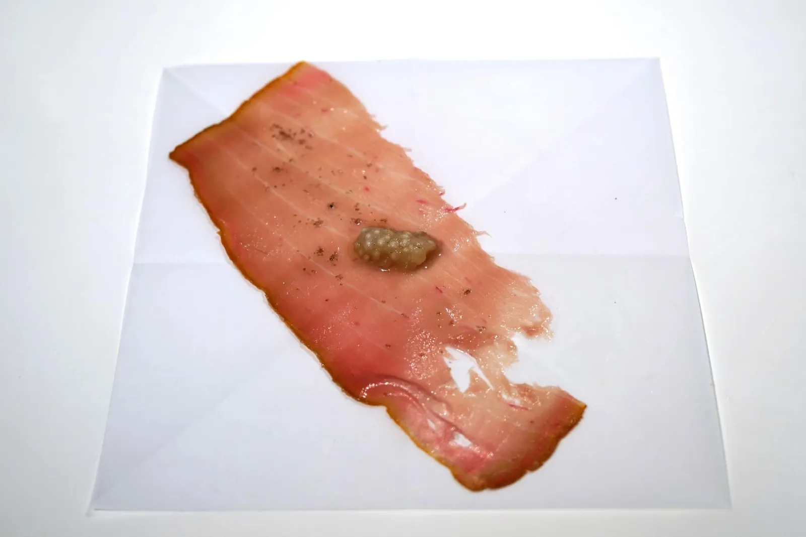 Cecina of red tuna. ถัดมาคือ Cecina de Atún เป็นจานที่ทางร้านสไลด์ให้ลองชิมทั้งสองคน ซึ่ง Cecina วันนี้ทำมาจากส่วนท้องของปลาทูน่านำมารมควันโดยใช้ไม้มะกอก จากนั้นนำมาพักในท่อเกลือโดยที่ไม่ได้สัมผัสกับเกลือโดยตรงนานนับเดือน ทอปด้านบนด้วย Green eggplant เเละ Smoked salt มีรสเค็มกลมกล่อม มีกลิ่นหอมของการรมควันจริงๆ และยังมีรสชาติเข้มข้นมากๆ พนักงานเเนะนำให้ทานจานนี้เป็นอย่างเเรก (17/20)