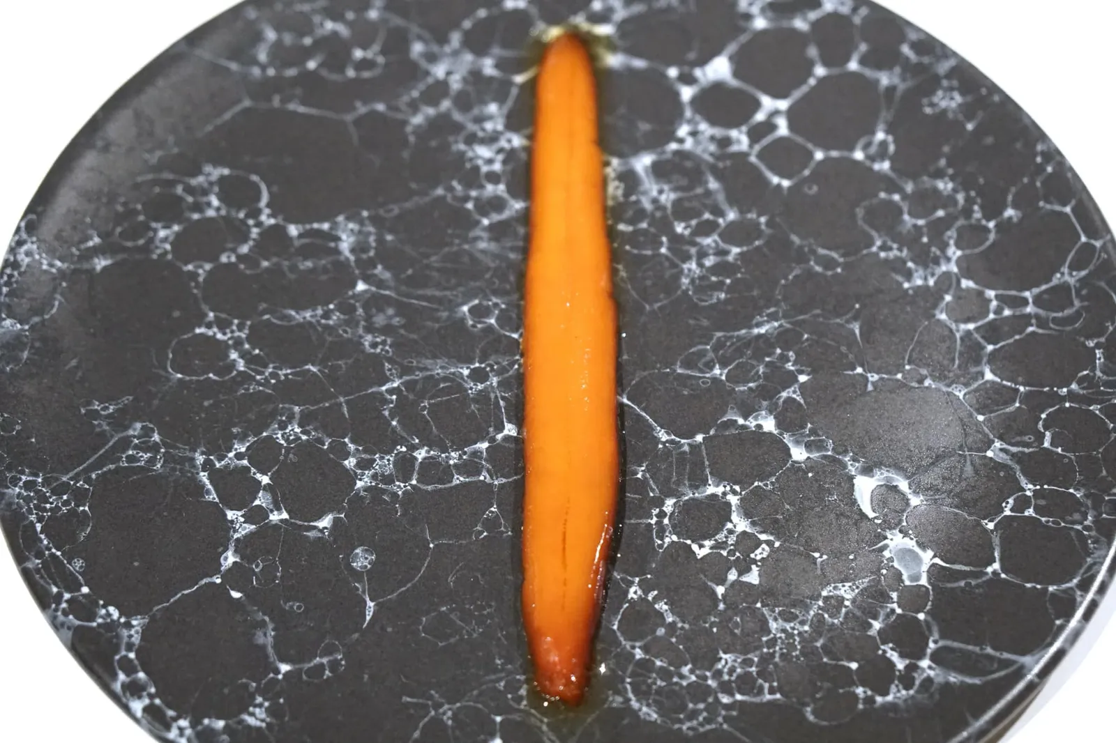 Anchove. ถัดมาคือแองโชวี ดูเผินๆเหมือนจะเป็นจานที่ไม่มีความซับซ้อนใดๆ เเต่เชฟพลิกแพลงโดยการนำแองโชวี่ไปใส่ในน้ำมันที่เคลือบอยู่ด้านบน ส่วนชิ้นตรงกลางที่เห็นคือไข่ของปลาค็อด มีเนื้อสัมผัสนุ่มหนึบ เเต่ไม่ติดฟัน มีกลิ่นหอมของเเองโชวี่เพียงเบาๆ เเต่ไม่กลับกลิ่นเเละความครีมมี่ของไข่ปลาค็อดเลยเเม้เเต่น้อย ถือเป็นจานที่มีวัตถุดิบหลักมีไม่มาก เเต่มีความซับซ้อนของรสชาติเเละเนื้อสัมผัสสูงมากจริงๆ (18/20)