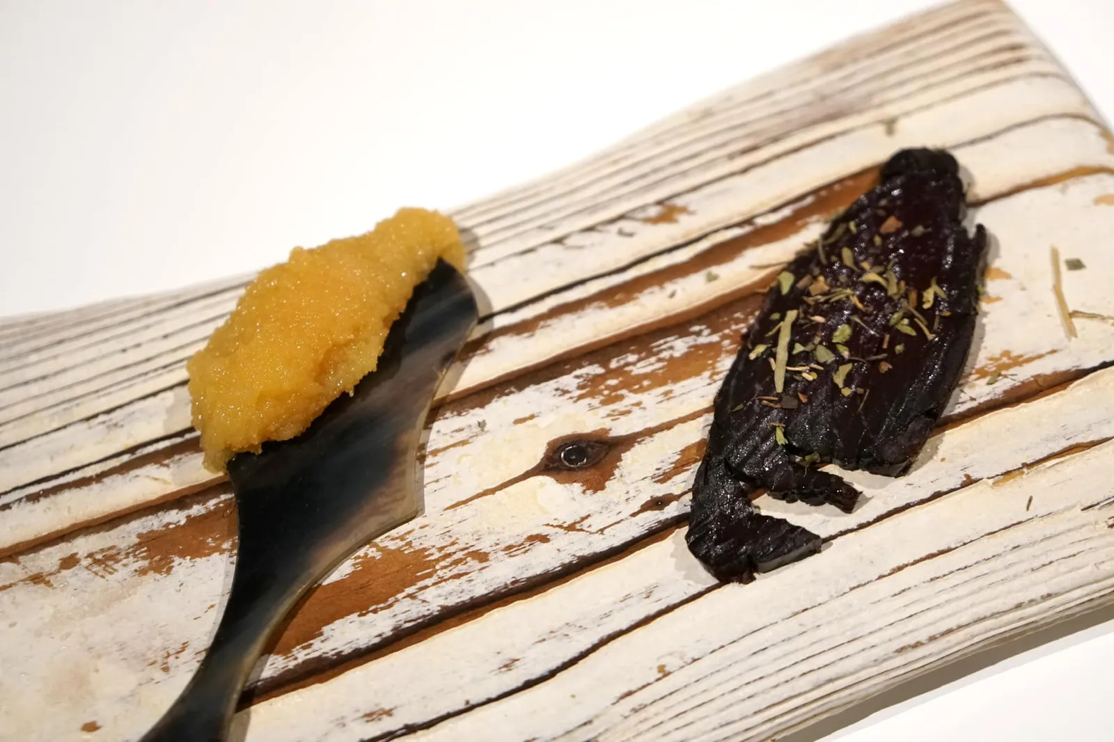 Hueva de Maruca ในรูปฝั่งซ้ายคือไข่ปลา Ling fish roe เป็นปลาทะเลท้องถิ่นในวงษ์เดียวกับปลาค็อด พบได้ในทะเลเเถบ Mediterranean เชฟนำไข่ปลาไปตากไว้ในท่อเกลือ จากนั้นพลิกกลับด้านไข่ปลาสลับไปสลับมา จนได้ไข่ปลาที่ที่มีรสชาติเข้มข้นมากกว่าเดิม ด้านในมีเนื้อสัมผัสครีมมี่ มีกลิ่นหอม มีความมันจากไข่ปลาผสานเข้ากับรสเค็มกลมกล่อมและมีความหนึบที่ได้จากการตากไข่ปลาเอาไว้ในท่อเกลือเป็นเวลานาน ที่สำคัญคือมีความอูมามิสูงมากๆ ถือเป็นจานที่มีเอกลักษณ์เฉพาะตัวสูงมากเเละหาทานที่อื่นไม่ได้เเล้วจริงๆ (18/20) Sangacho ฝั่งขวาในรูปคือ Sangacho คือเนื้อของปลาทูน่าที่อยู่ระหว่างส่วนท้องกับส่วนหลัง (คล้ายๆกันกับ Chutoro ของญี่ปุ่น) ที่ผ่านการตากในช่องเกลือมาเช่นกัน (17/20)