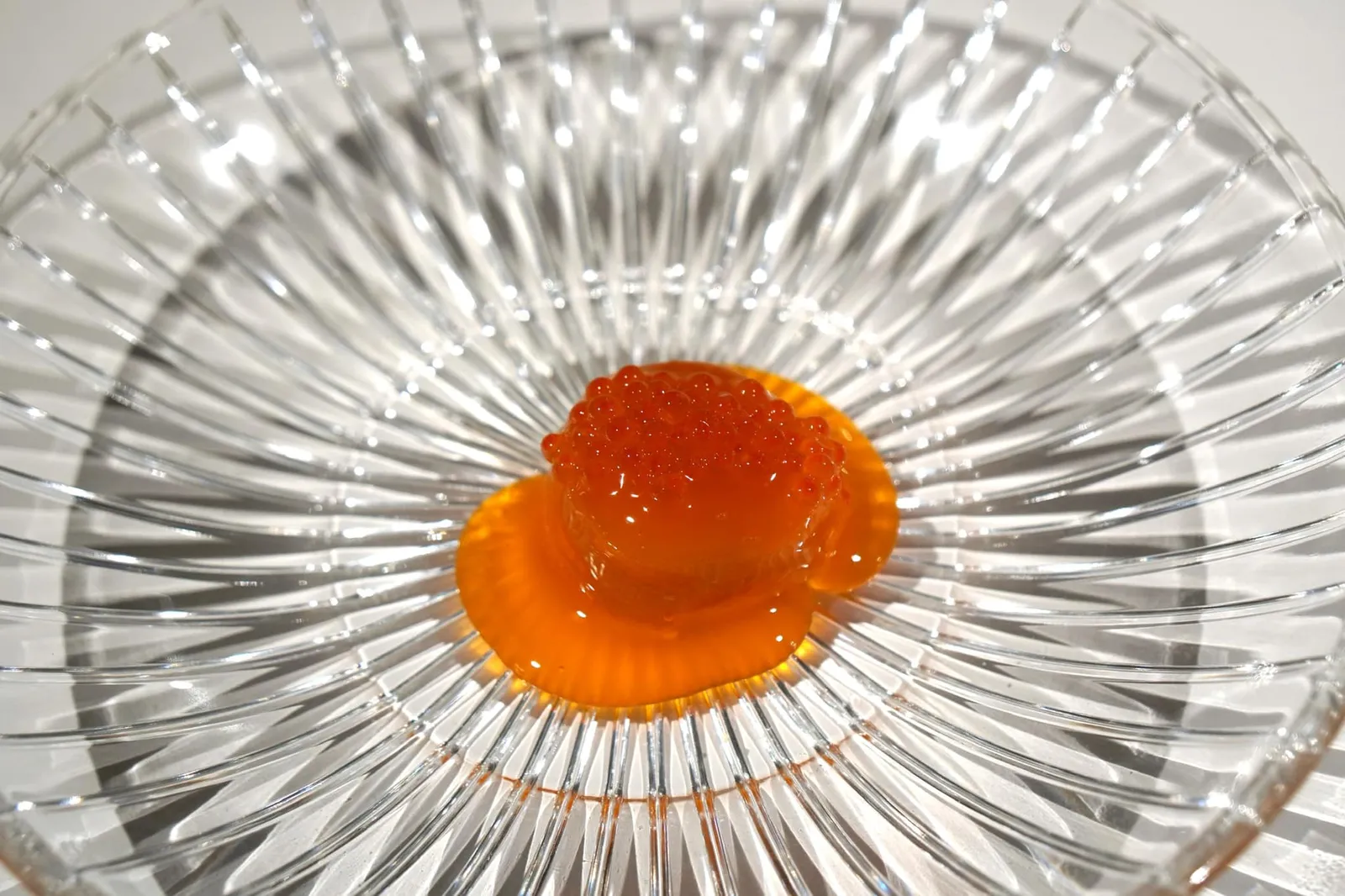 🥄 3° Acts: Cooking with salt, air, humidity and time. Yolk of black mullet. มาถึง Acts ที่ 3 มีคอนเซปคือการปรุงโดยใช้เกลือ อากาศ ความชื้น เเละเวลา เริ่มต้นด้วยไข่ของปลามัลเลท ทอปด้านบนด้วยไข่ปลาเทร้าท์ (18/20)