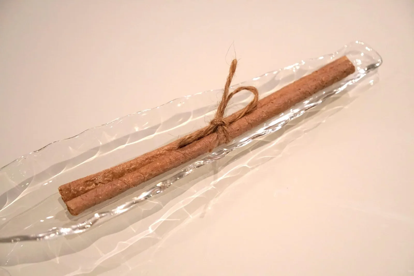 Cinnamon branch - Prunes - Petals of roses. สุดท้ายพนักงานจะพาเราออกจากห้องทานอาหารหลักมาที่ห้องเเรกที่ใช้รับรองเราพร้อมนำเสิร์ฟอาหารหวานคอร์สสุดท้ายสามอย่างที่เปรียบเสมือนเปอตีส์โฟว์ เริ่มด้วยกิ่งซินนามอนหอมๆ ให้เเกะเชือกออกก่อนเเล้วสามารถทานได้ทั้งหมด (17/20)